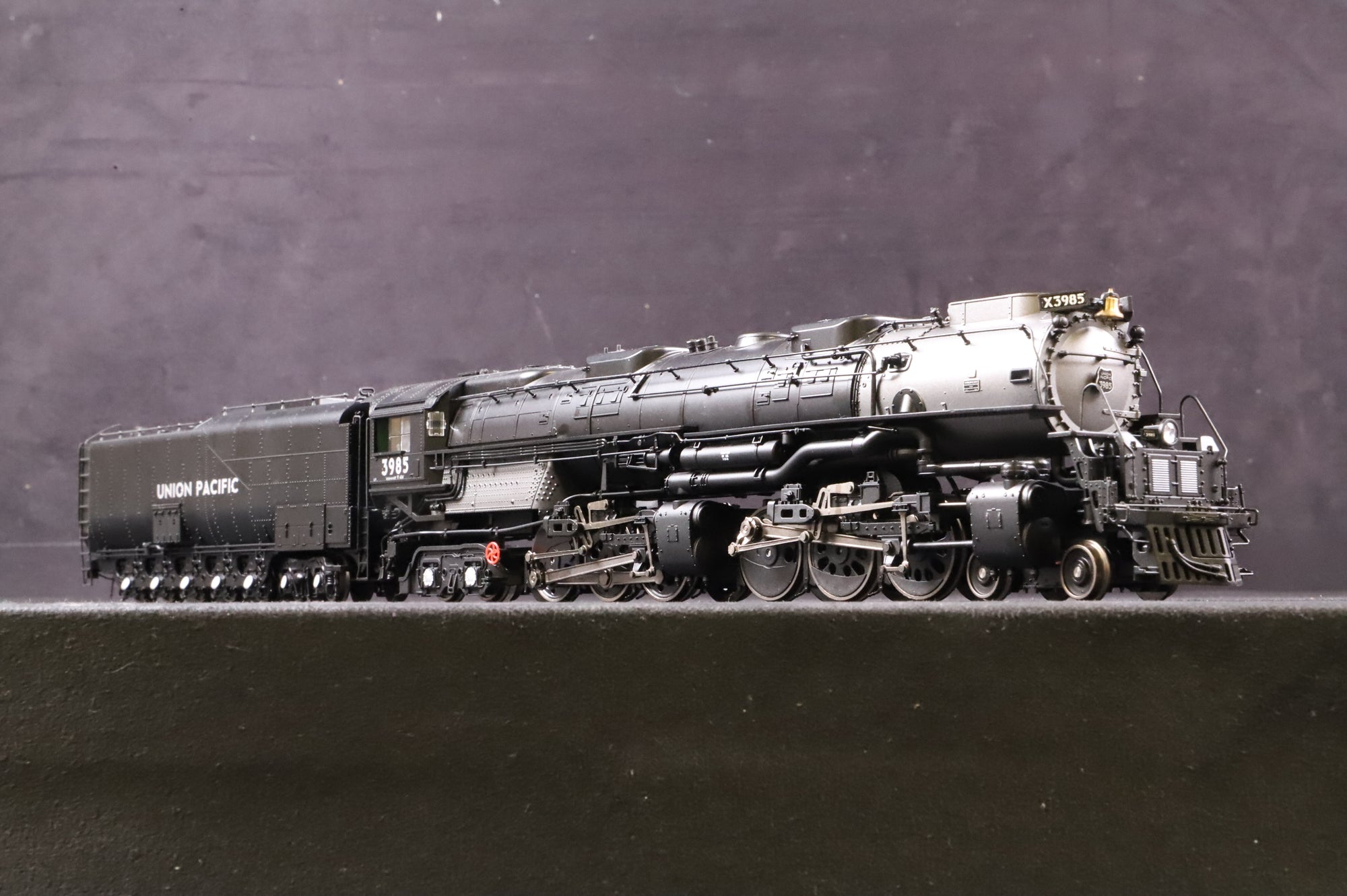 Genesis HO G9122 Challenger Loco No.3985 in Union Pacific Black - DCC Sound
