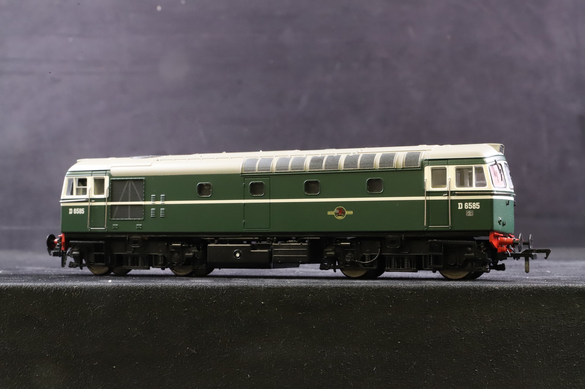 Heljan OO 33181 Class 33 D6585 in BR 'As-Built' Green