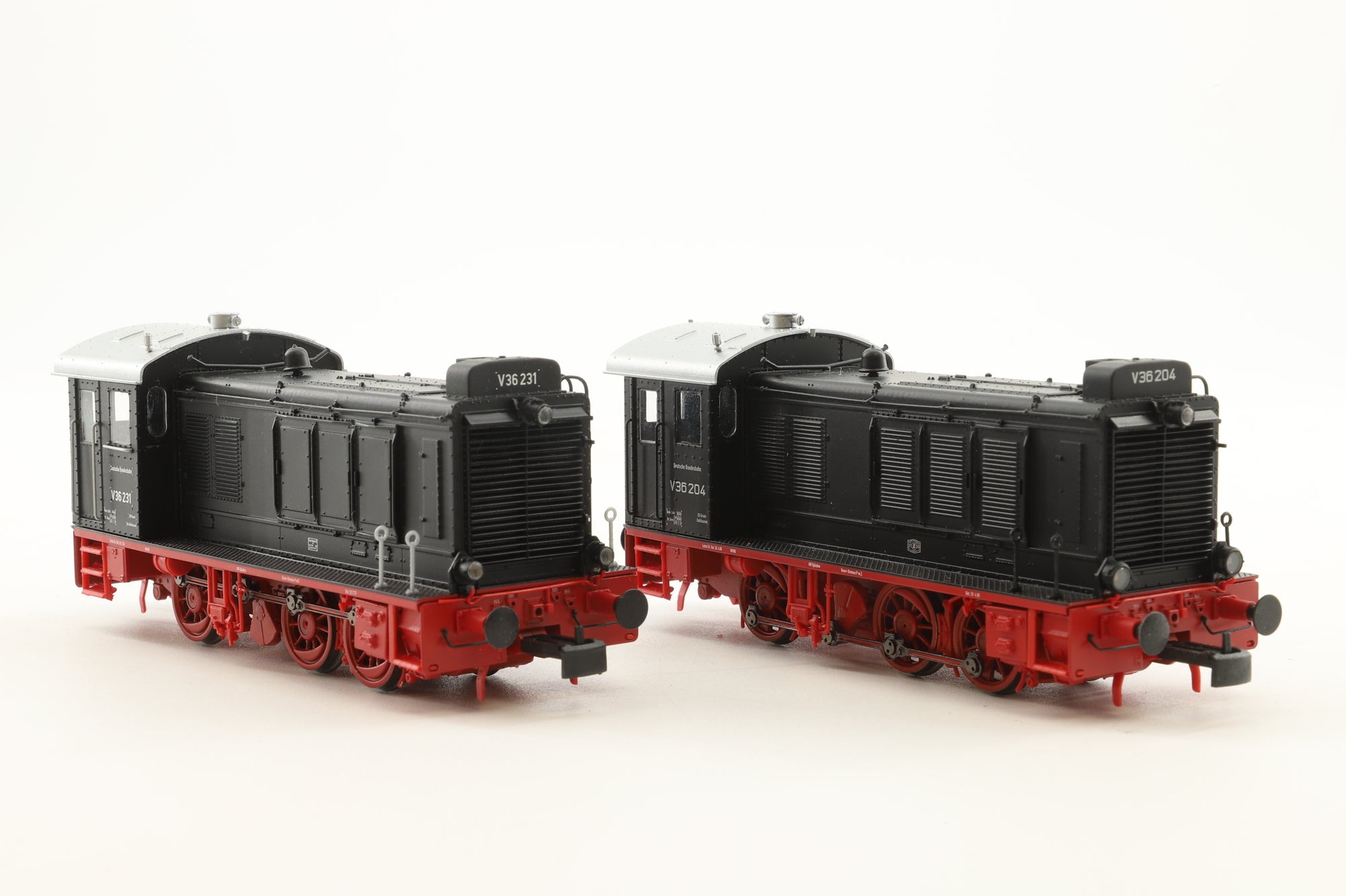 Brawa HO 41636 A/B Twin Pack of V36 Engines 204/231 in DB Black/Red - DCC Sound