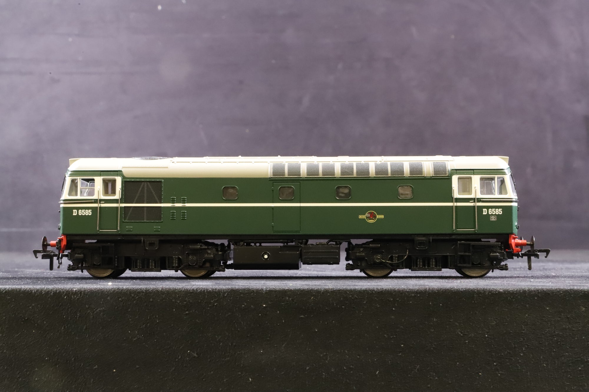 Heljan OO 33181 Class 33 D6585 in BR 'As-Built' Green