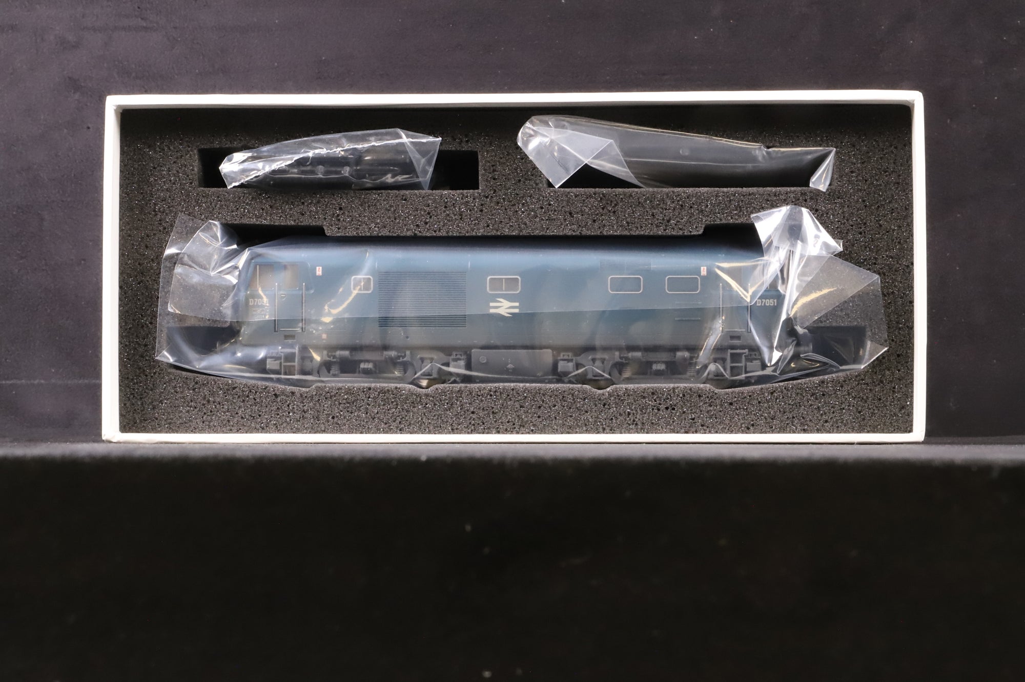 Heljan OO 3510 Class 35 Hymek 'D7051' BR Blue Small Yellow Panels Weathered