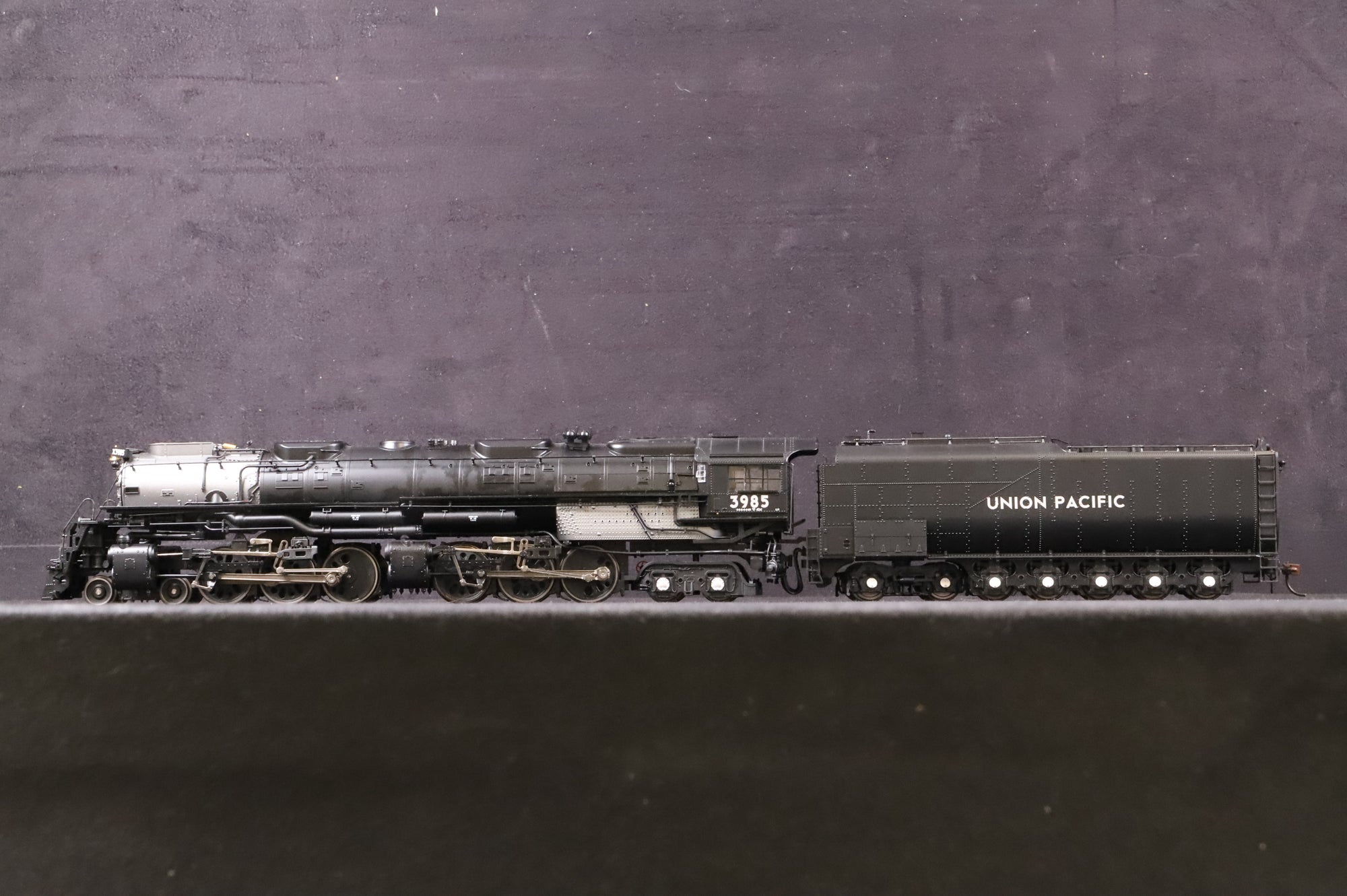 Genesis HO G9122 Challenger Loco No.3985 in Union Pacific Black - DCC Sound