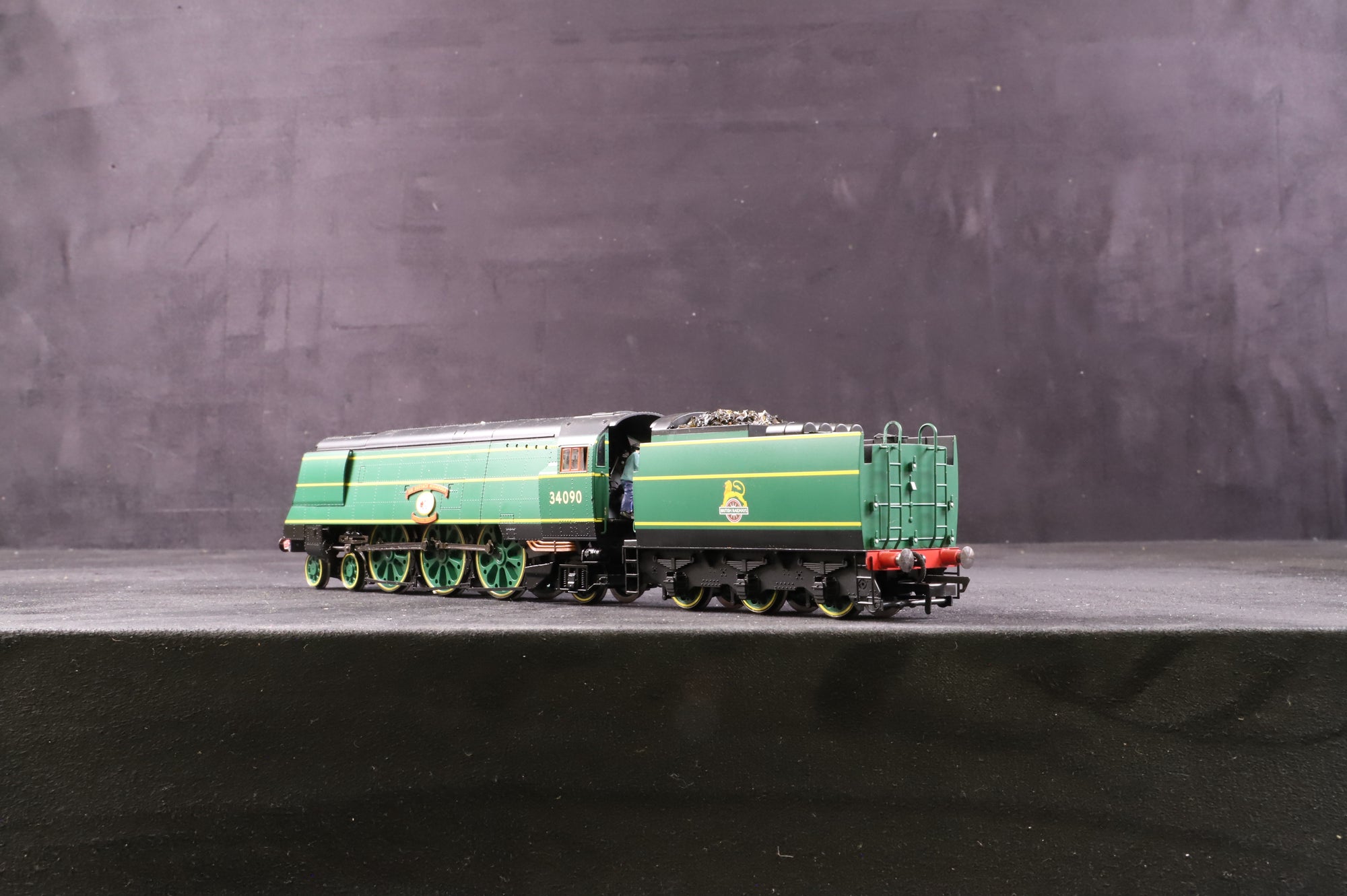 Hornby OO R2692 Battle of Britain Class 34090 'Sir Eustace of Missenden' in SR-Style Lined Green w/ Early BR Crests