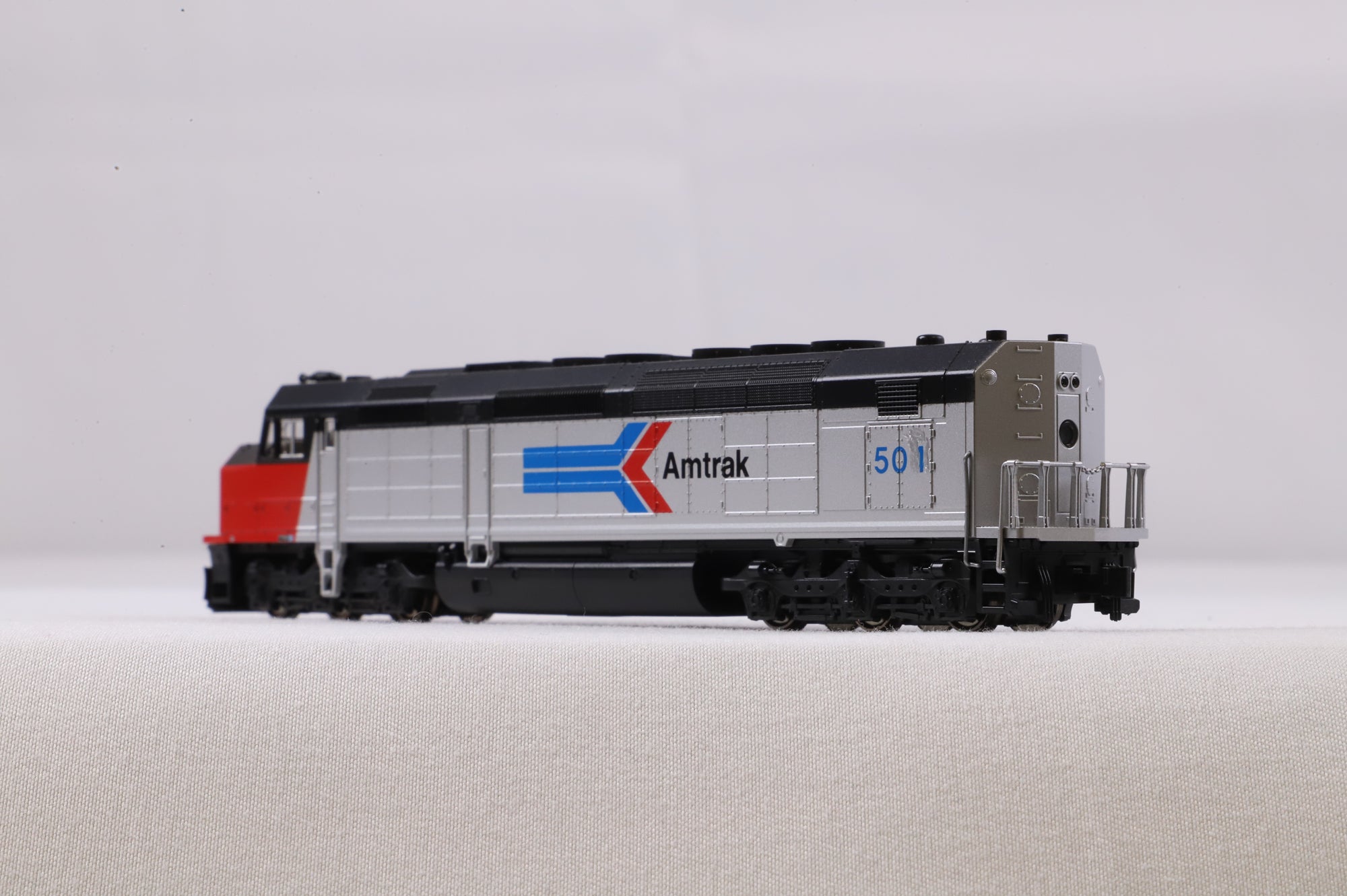 Kato N 176-9201 SDP40F Type 1 Body Amtrak Phase 1 '501' Diesel Locomotive Renumbered