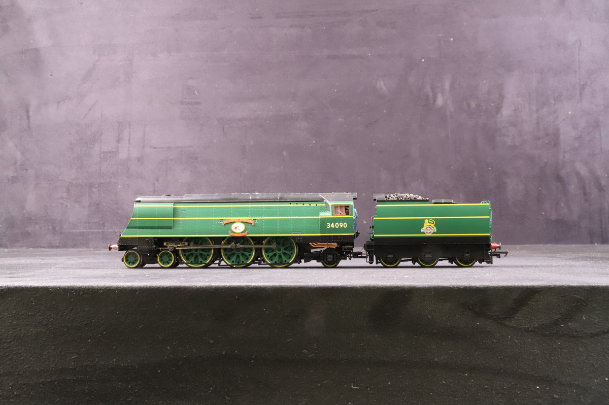 Hornby OO R2692 Battle of Britain Class 34090 &#39;Sir Eustace of Missenden&#39; in SR-Style Lined Green w/ Early BR Crests