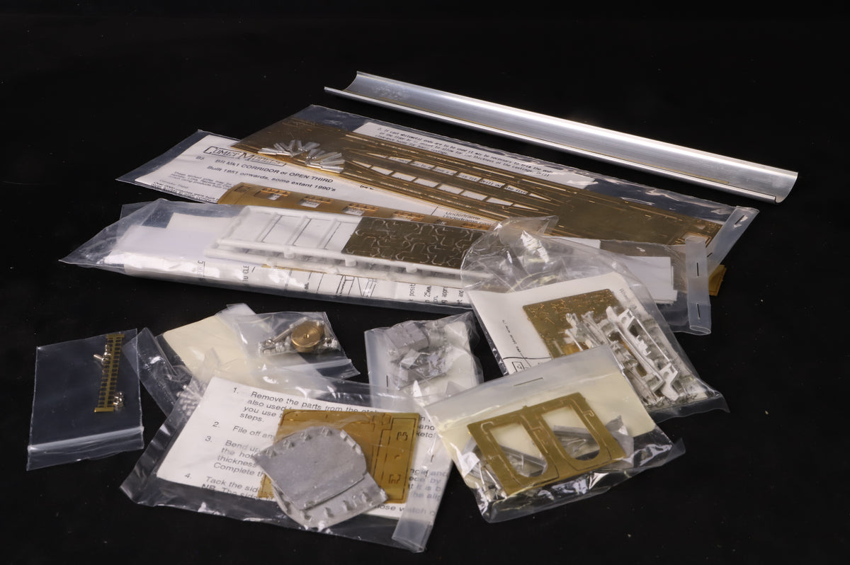 Comet Models OO B5 BR Mk1 Corridor Open Third Coach Kit