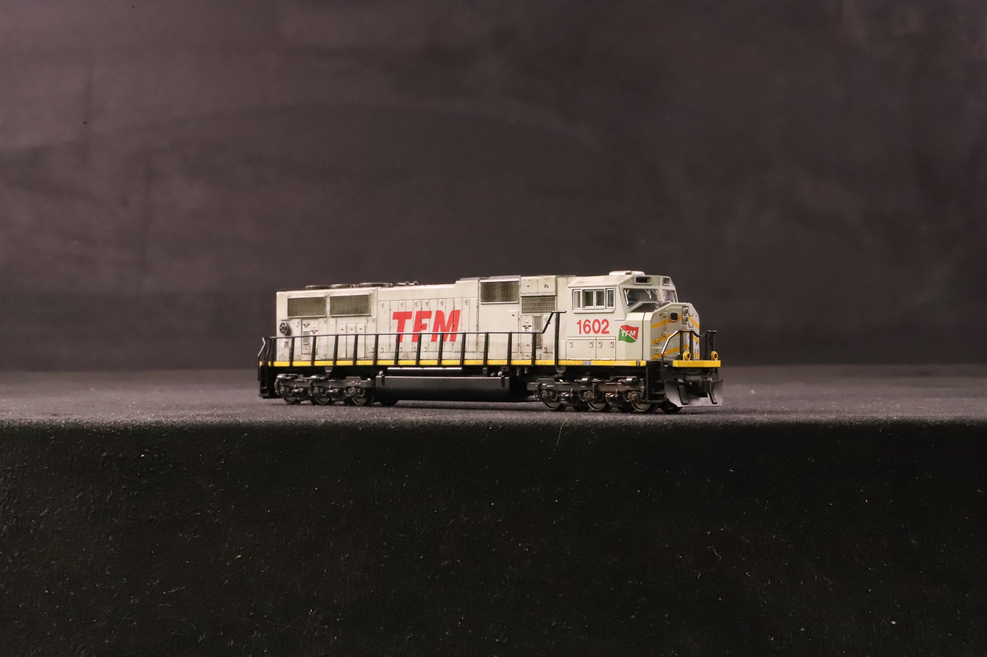 Kato N gauge 176-6405 SD70MAC Diesel Locomotive 1602 in TFM Livery