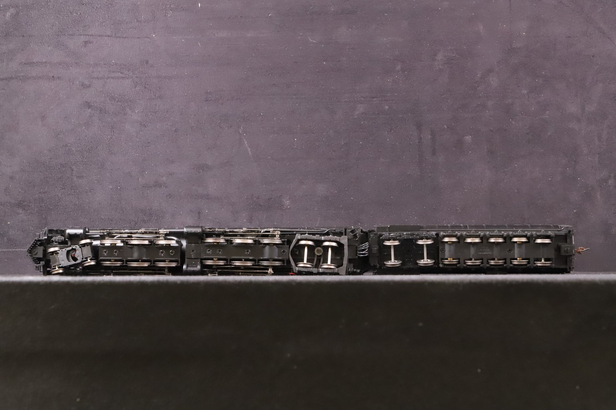 Genesis HO G9122 Challenger Loco No.3985 in Union Pacific Black - DCC Sound