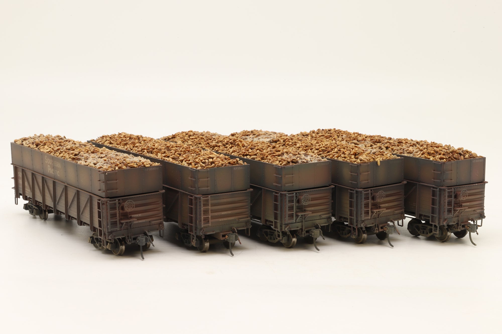 Intermountain HO Rake Of 5 Woodchip Gondolas Pro Weathered & Detailed