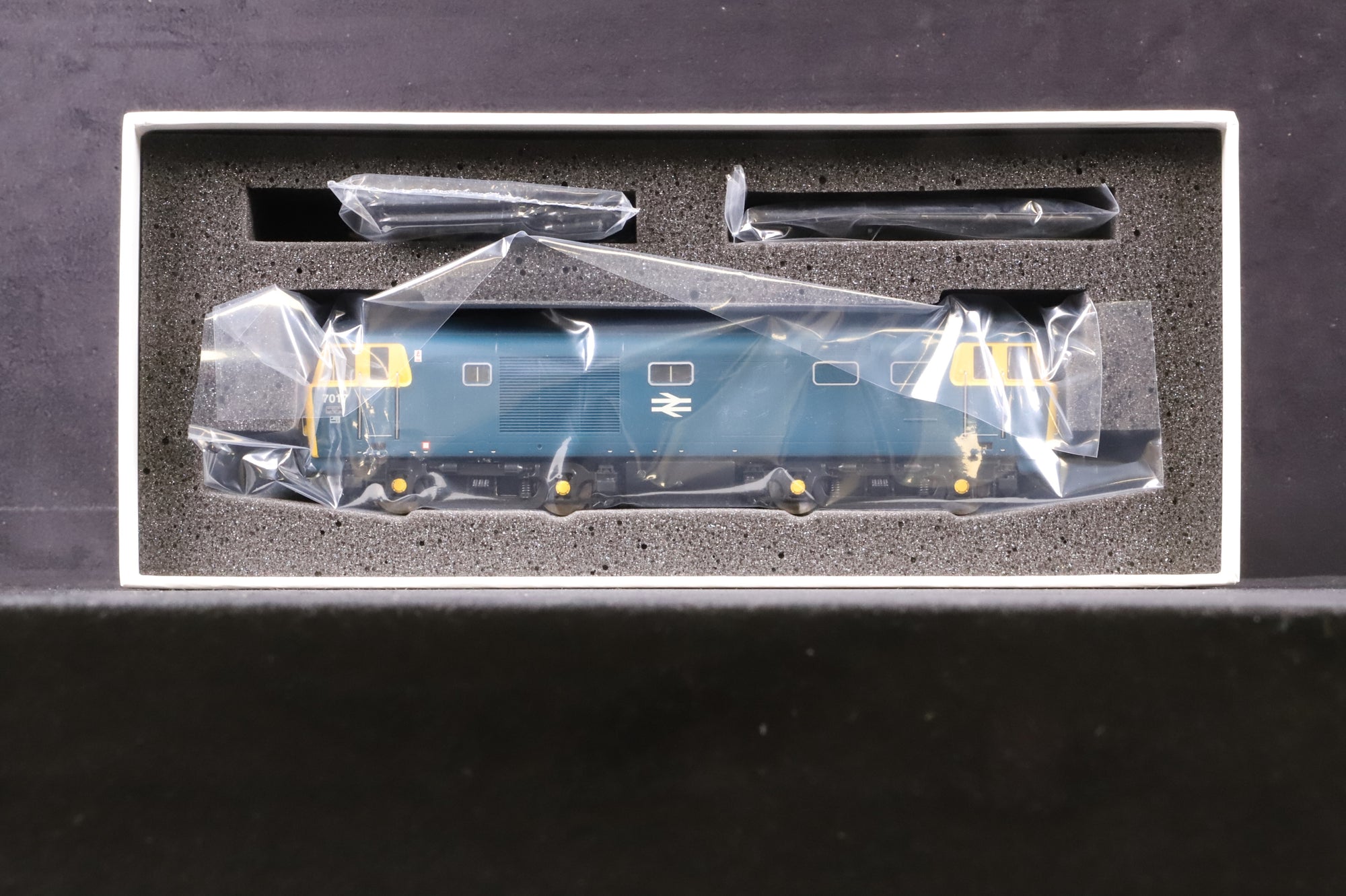 Heljan OO 3511 Class 35 Hymek 'D7017' BR Blue Full Yellow Ends