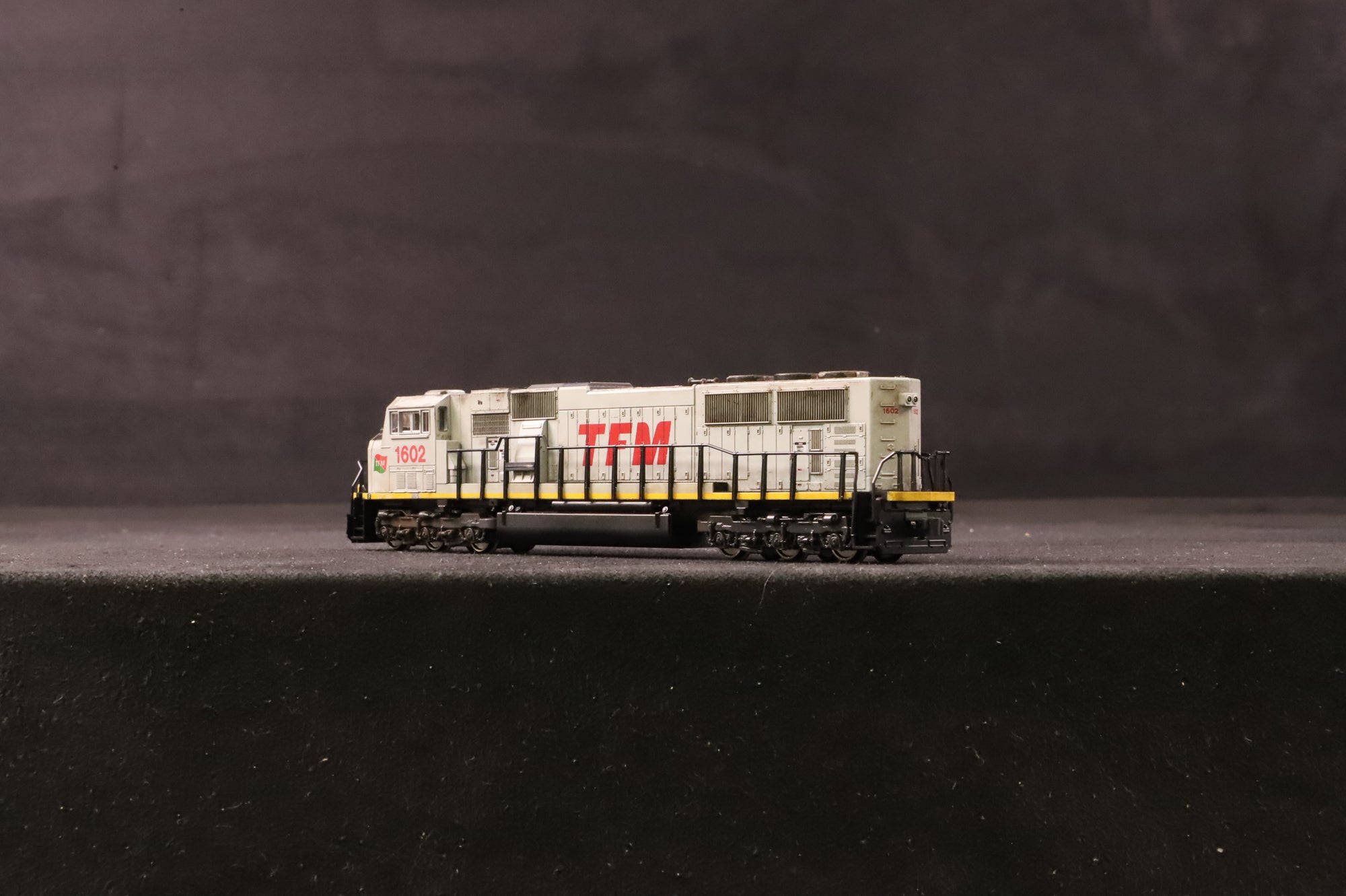 Kato N gauge 176-6405 SD70MAC Diesel Locomotive 1602 in TFM Livery