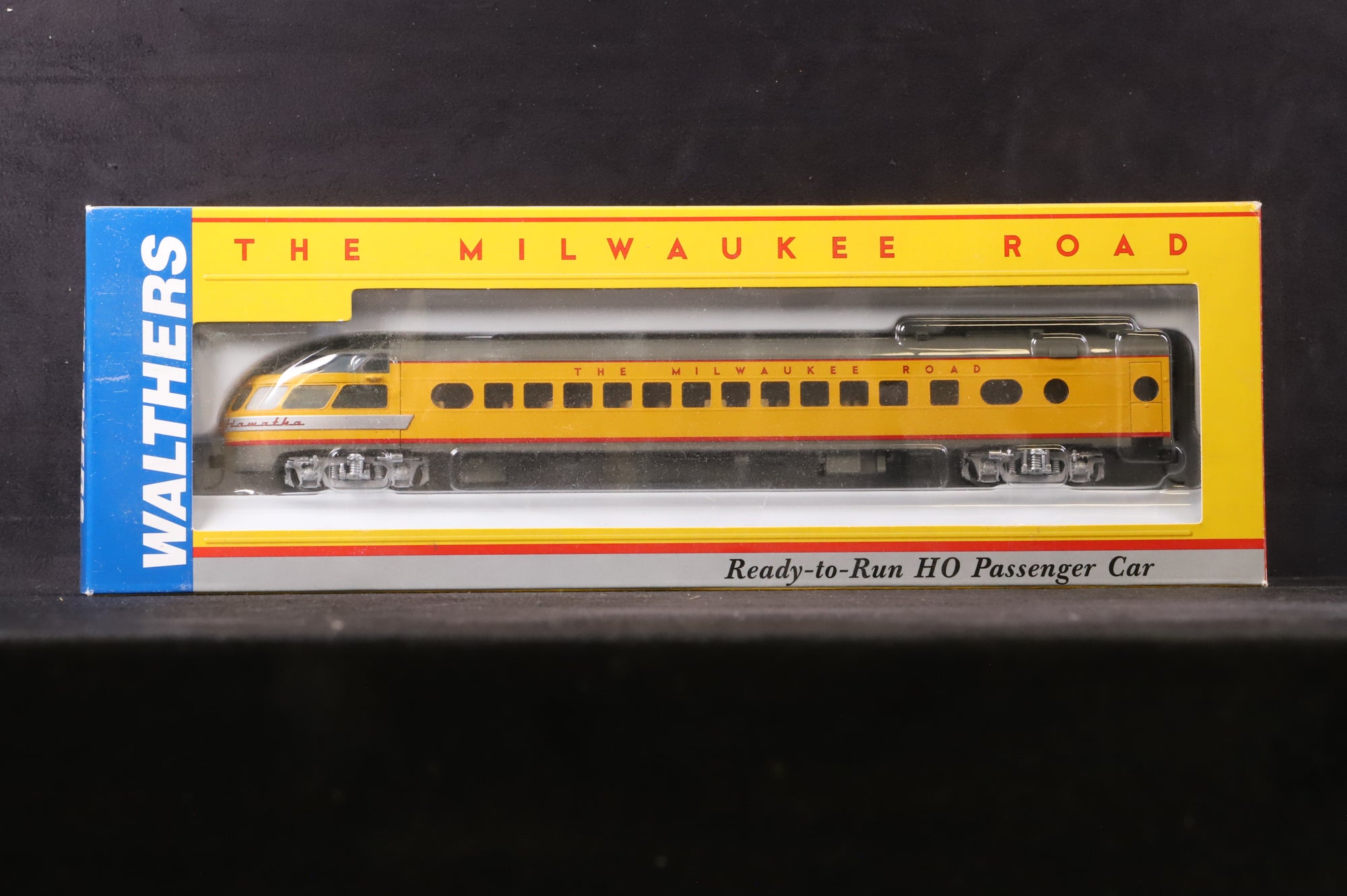 Walthers HO 832-9231 48 Seat Diner Hiawatha Yellow Scheme Coach