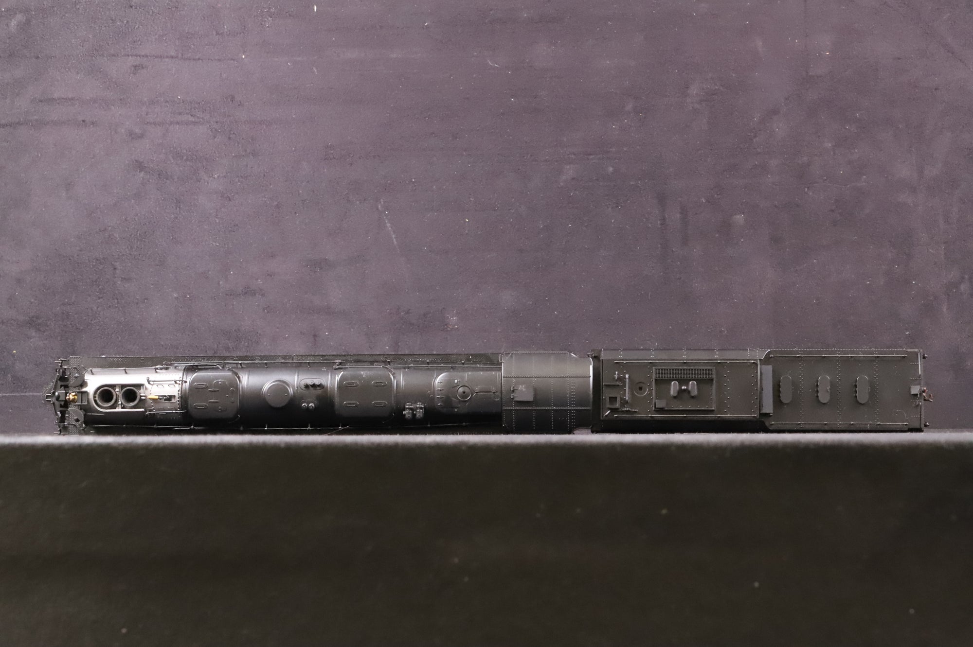 Genesis HO G9122 Challenger Loco No.3985 in Union Pacific Black - DCC Sound