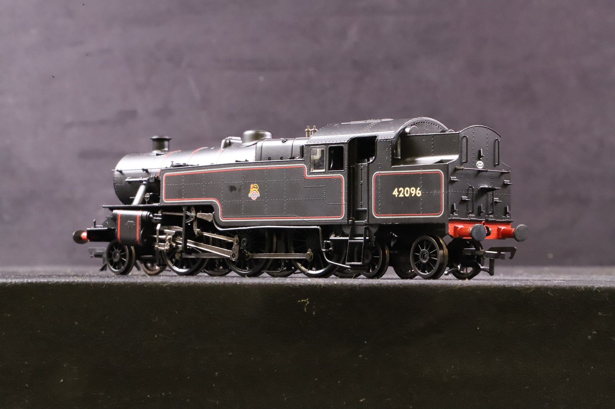 Bachmann OO 32-876 Fairburn Tank 42096 in Lined BR Black w/ Early Crests