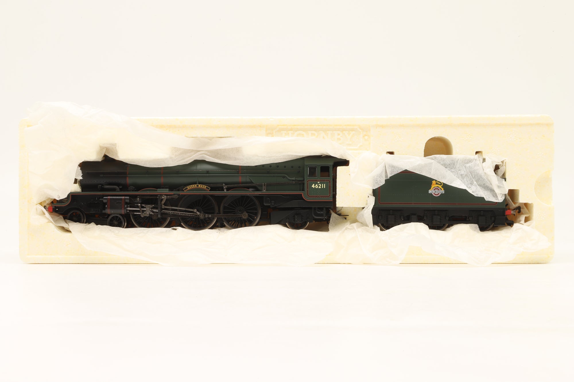 Hornby OO R2616 Princess Royal Class 46211 'Queen Maud' in Lined BR Green E/C
