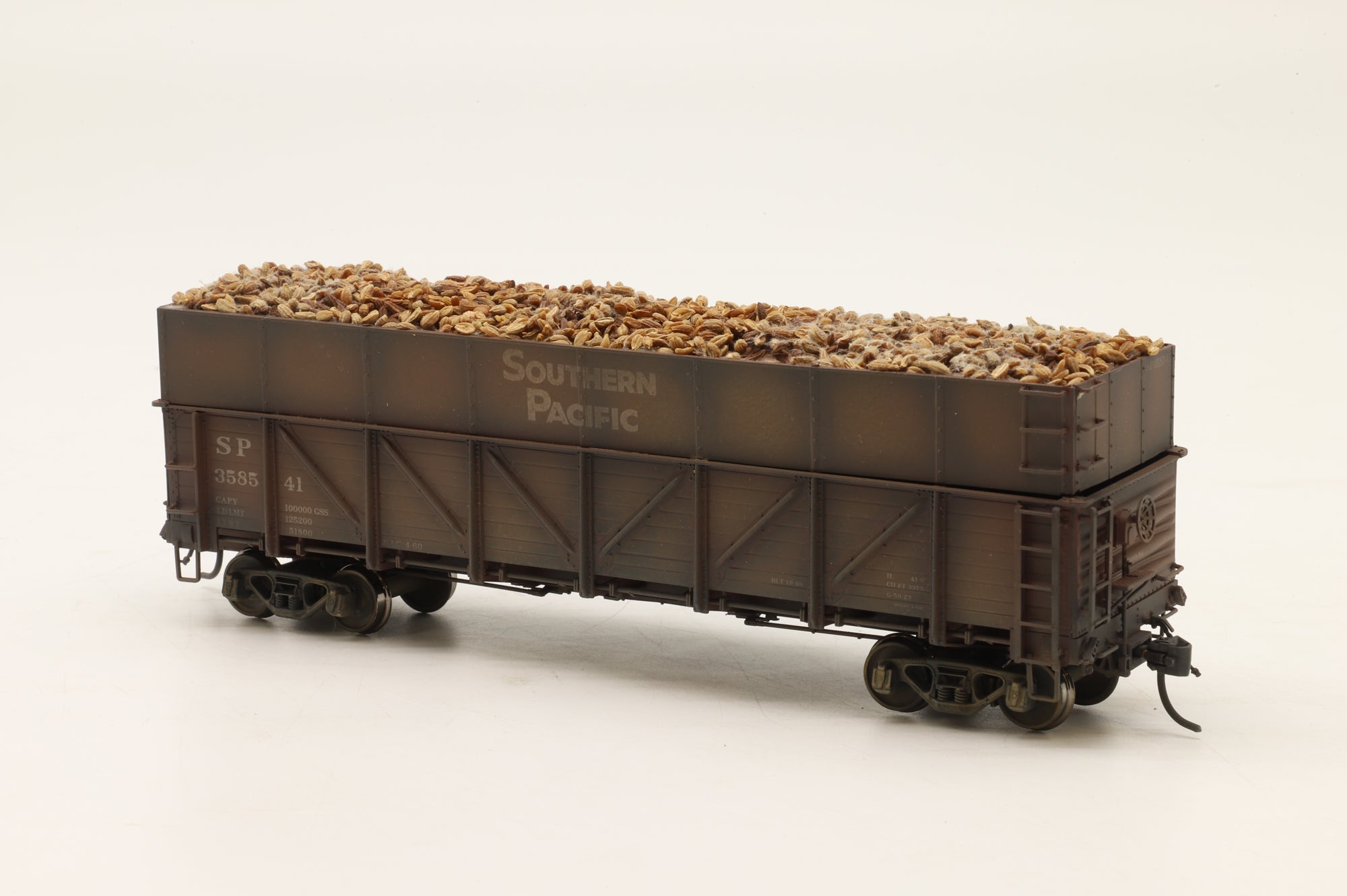 Intermountain HO Rake Of 5 Woodchip Gondolas Pro Weathered & Detailed