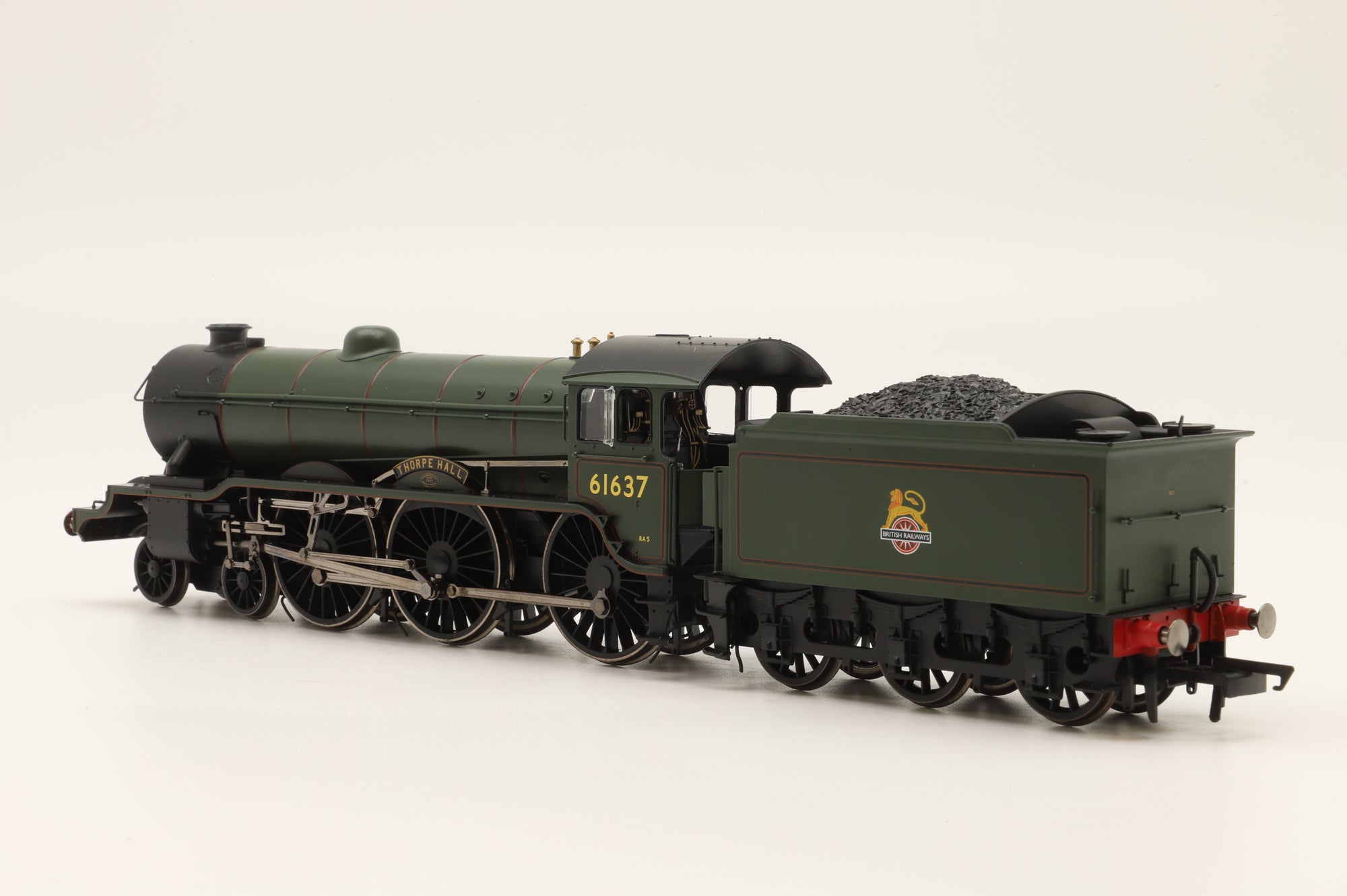Hornby OO R2921X Class B17/1 '61637' 'Thorpe Hall' BR Green E/C DCC Fitted