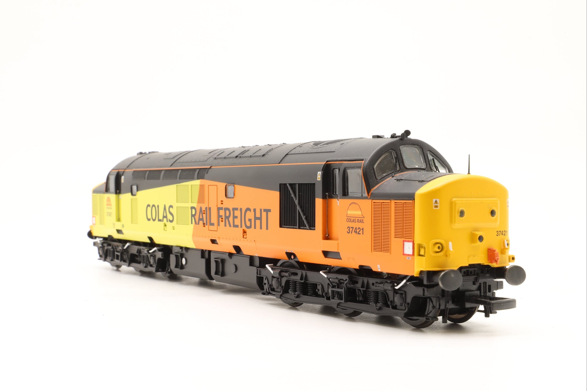 Bachmann OO 32-389 Class 37/4 37421 in Colas Rail Livery