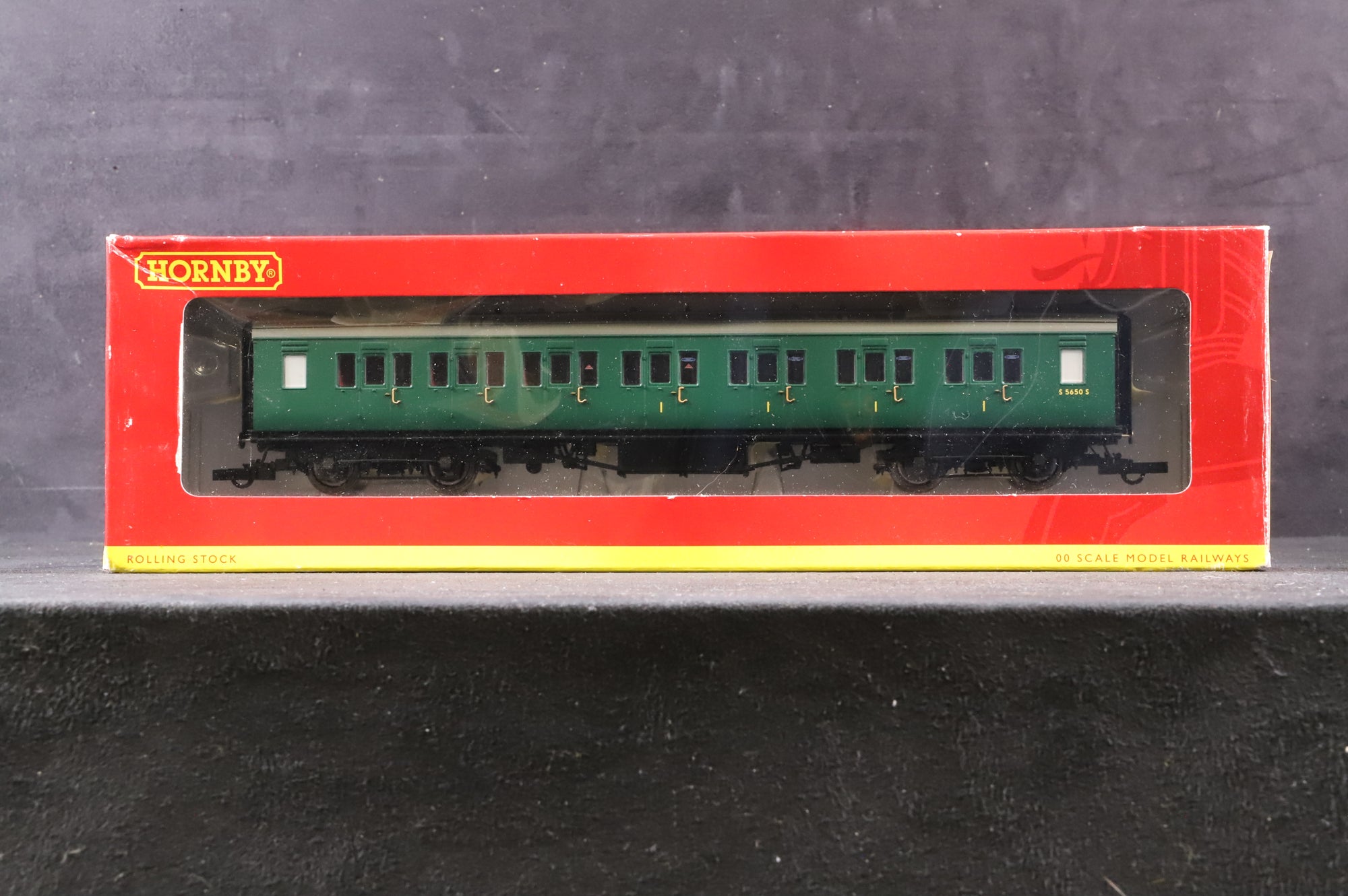 Hornby OO Rake of 4 BR Green Maunsell Coaches, Inc. R4304C, R4304E, R4305A & R4305B