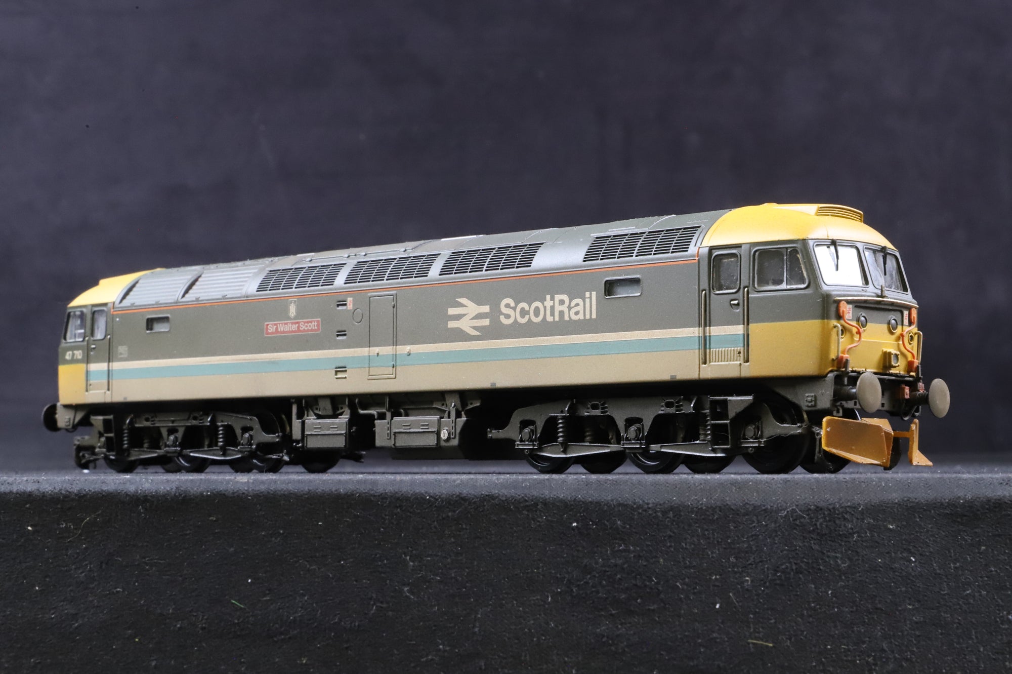 Bachmann OO 31-653 Class 47 47710 'Sir Walter Scott' in BR Scotrail Livery - DCC Sound & Weathered