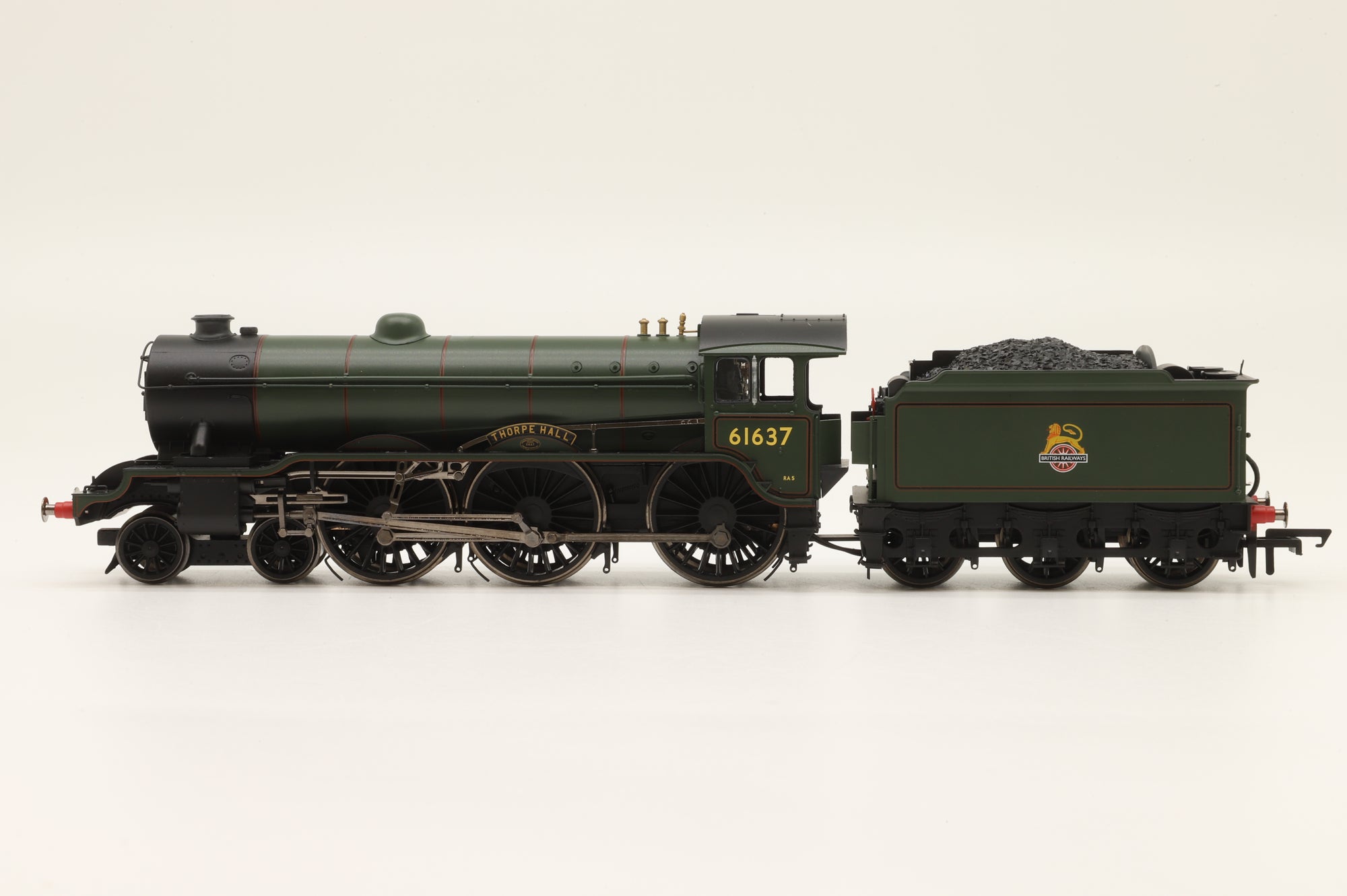 Hornby OO R2921X Class B17/1 '61637' 'Thorpe Hall' BR Green E/C DCC Fitted
