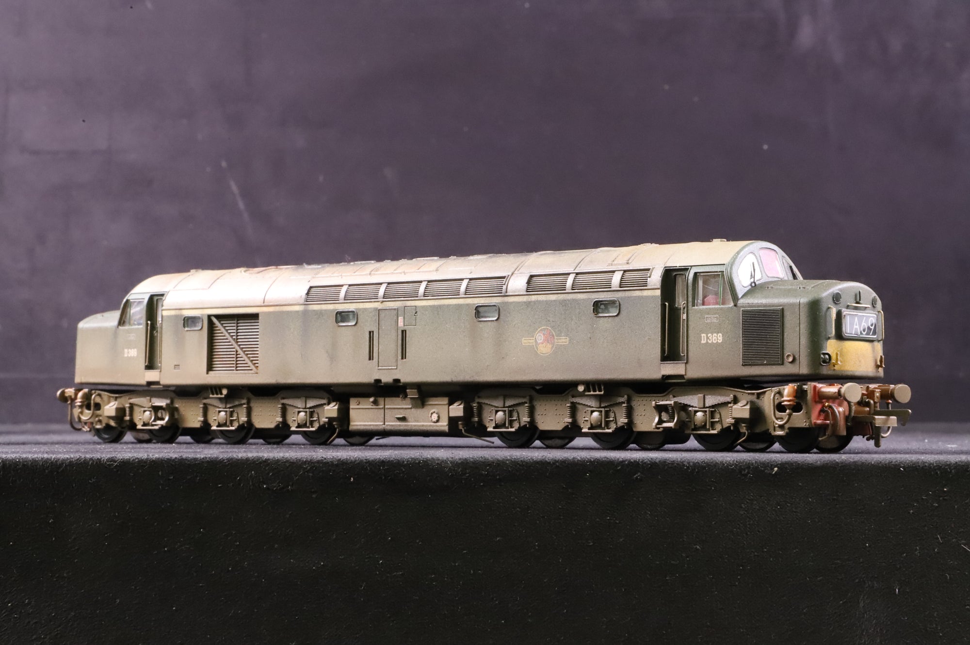 Bachmann OO 32-481WDS Class 40 D369 in BR Green w/ Small Yellow Panels & White Stripe - DCC Sound & Weathered