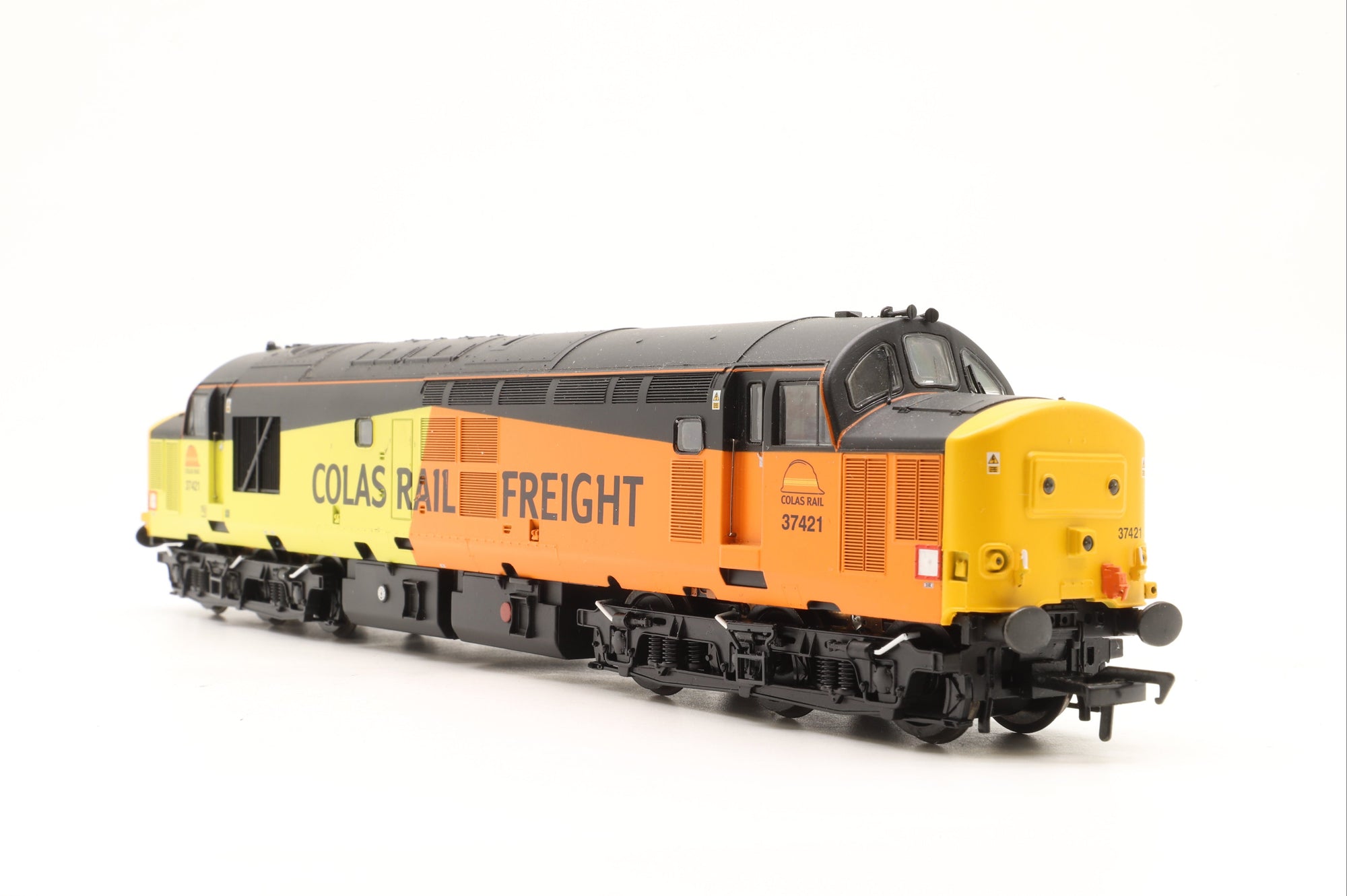Bachmann OO 32-389 Class 37/4 37421 in Colas Rail Livery
