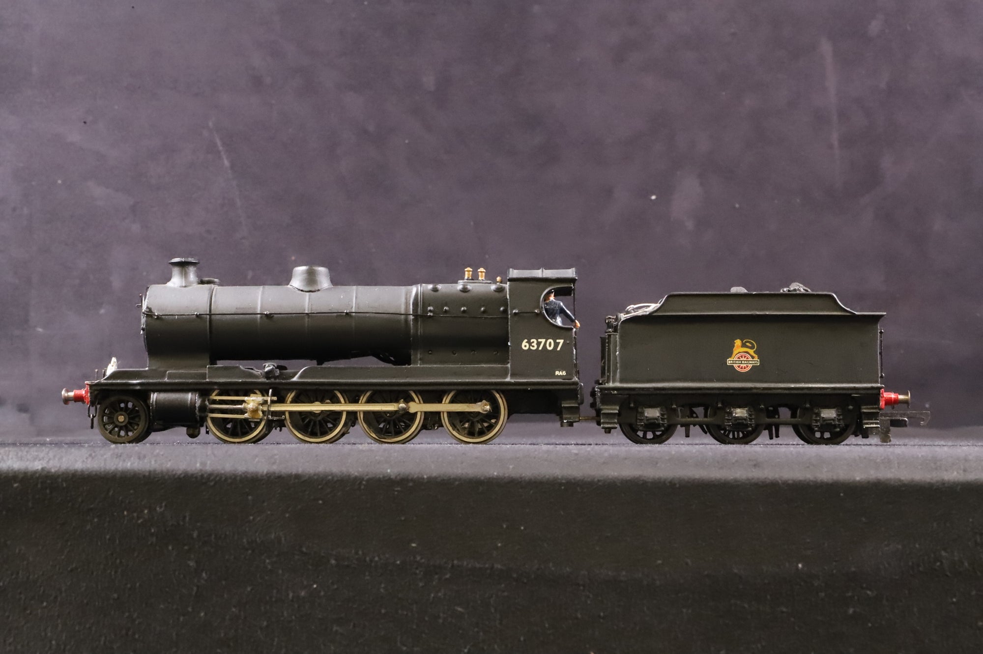 Nu-Cast OO NC005 04 Class 2-8-0 '63707' BR Black E/C Kit Built