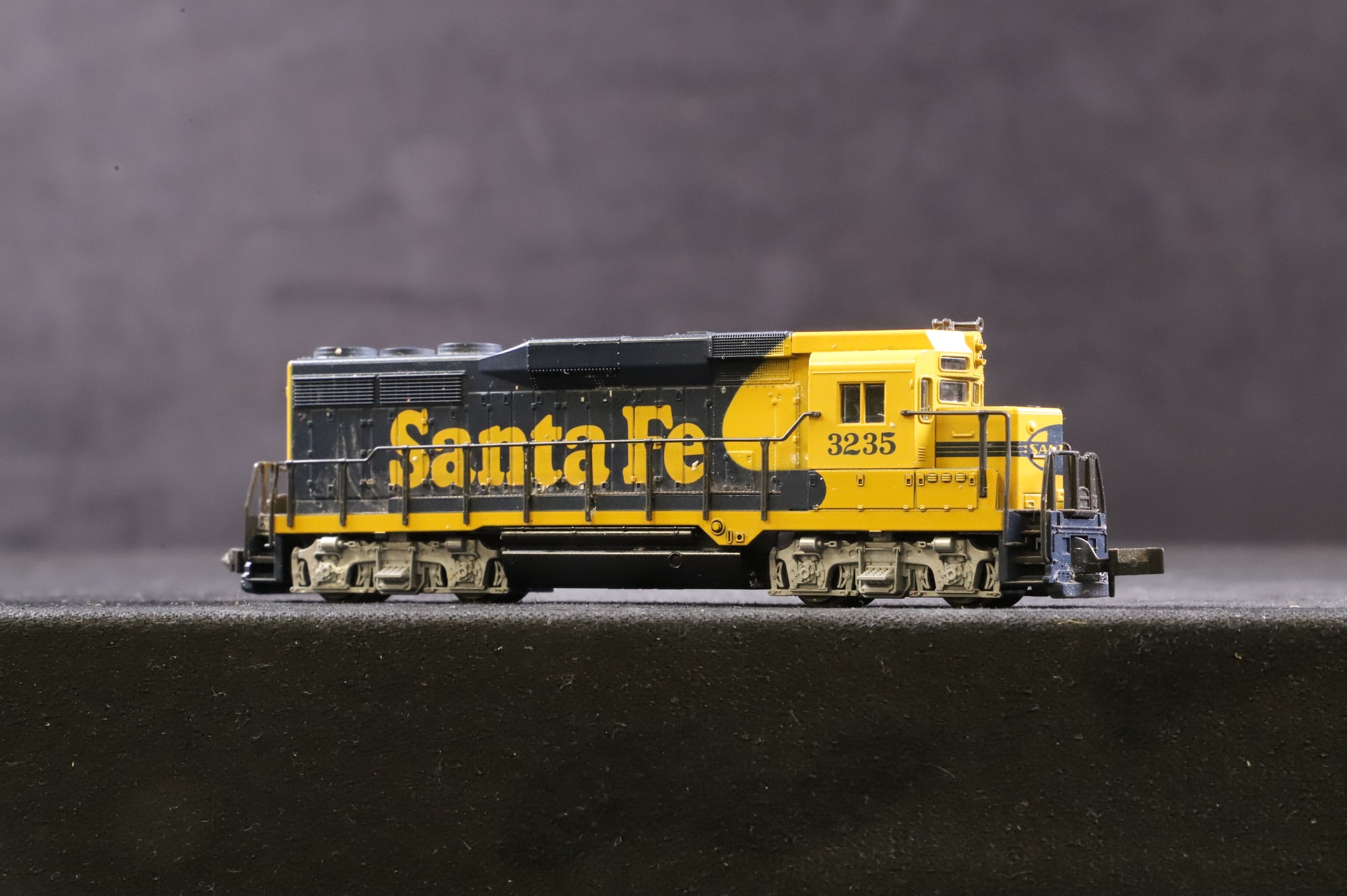 Atlas N Gauge 4722 EMD GP30 No.3235 in Santa Fe Livery