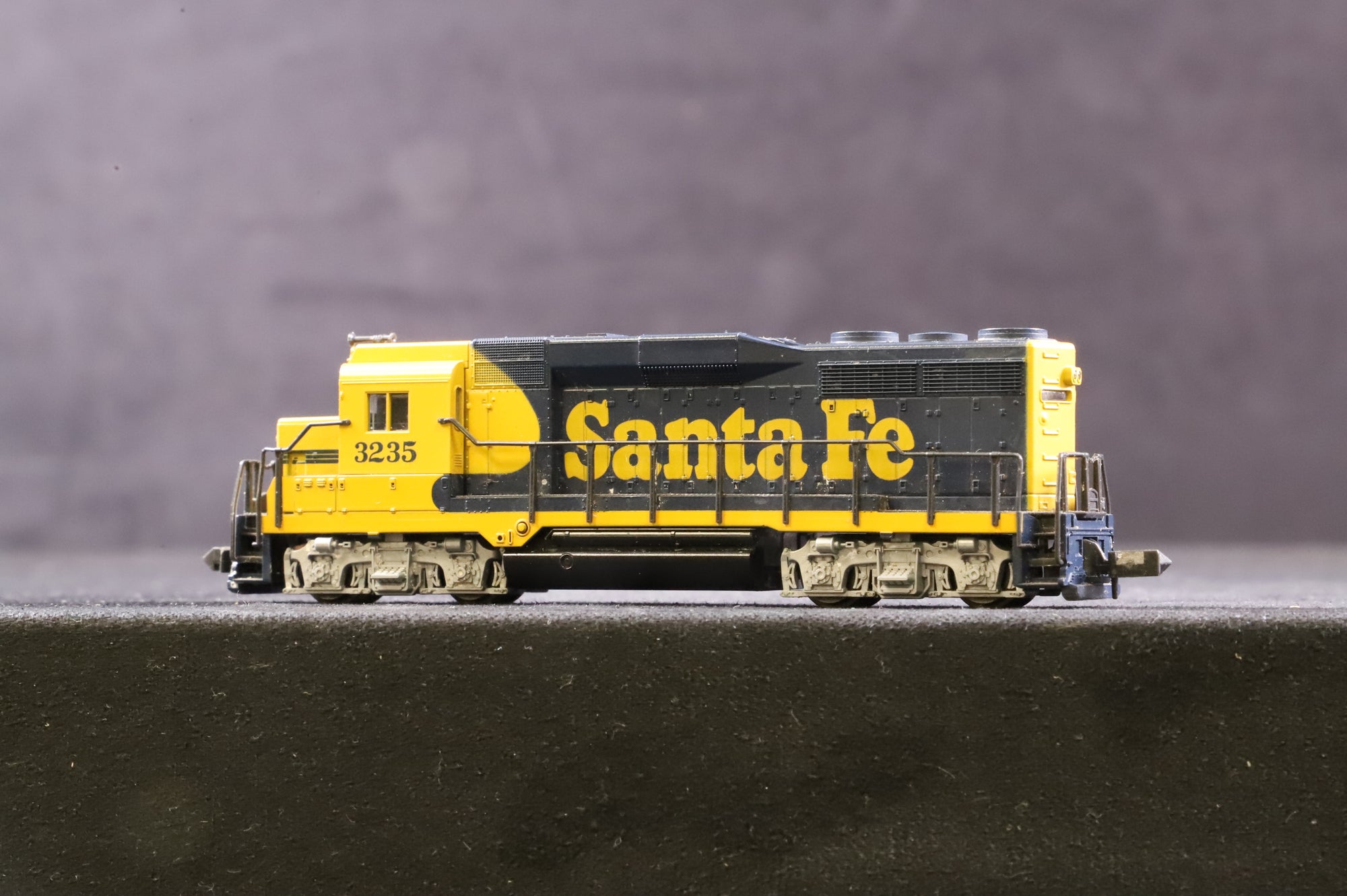Atlas N Gauge 4722 EMD GP30 No.3235 in Santa Fe Livery