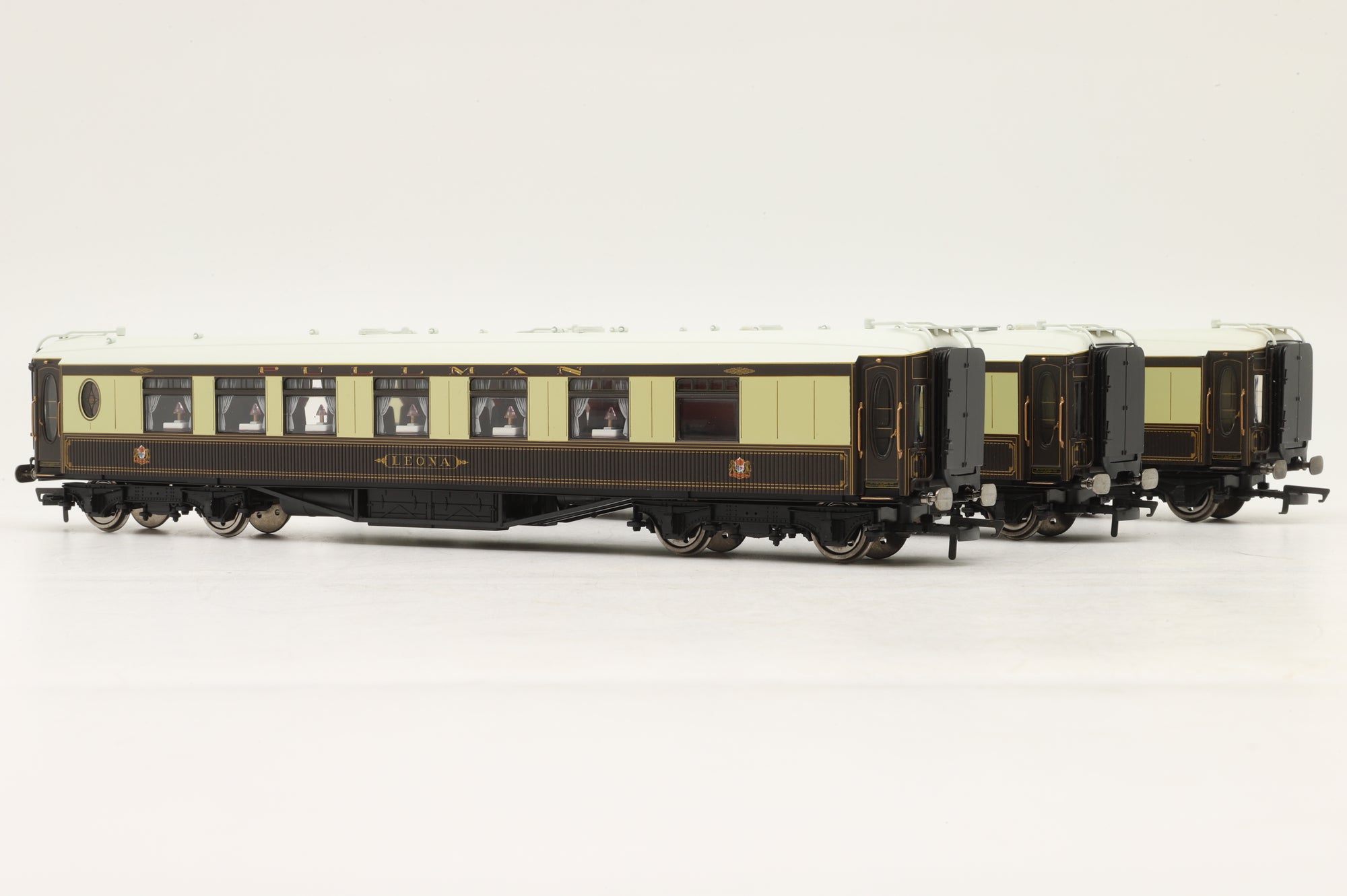 Hornby OO Rake of 3 Pullman Cars, Including R4143, R4144 & R4145