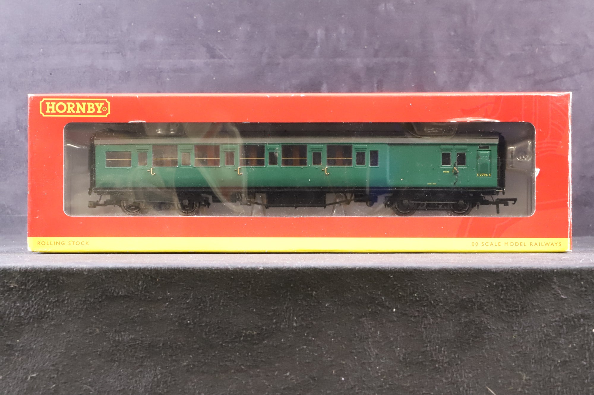 Hornby OO Rake of 4 BR Green Maunsell Coaches, Inc. R4304C, R4304E, R4305A & R4305B