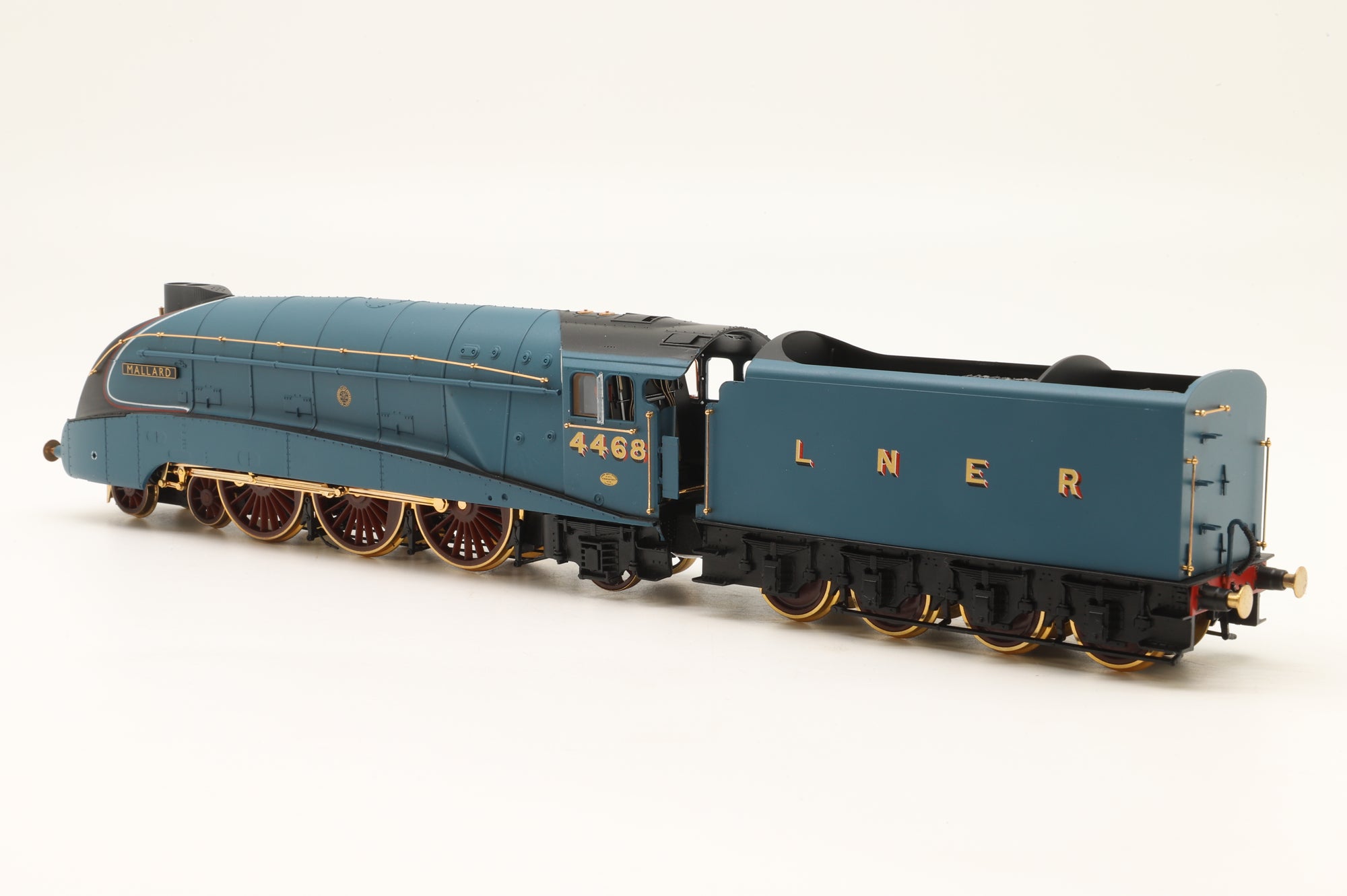 Hornby OO R3612 Class A4 'Mallard' '4468' WSR 80TH Anniversary Pack