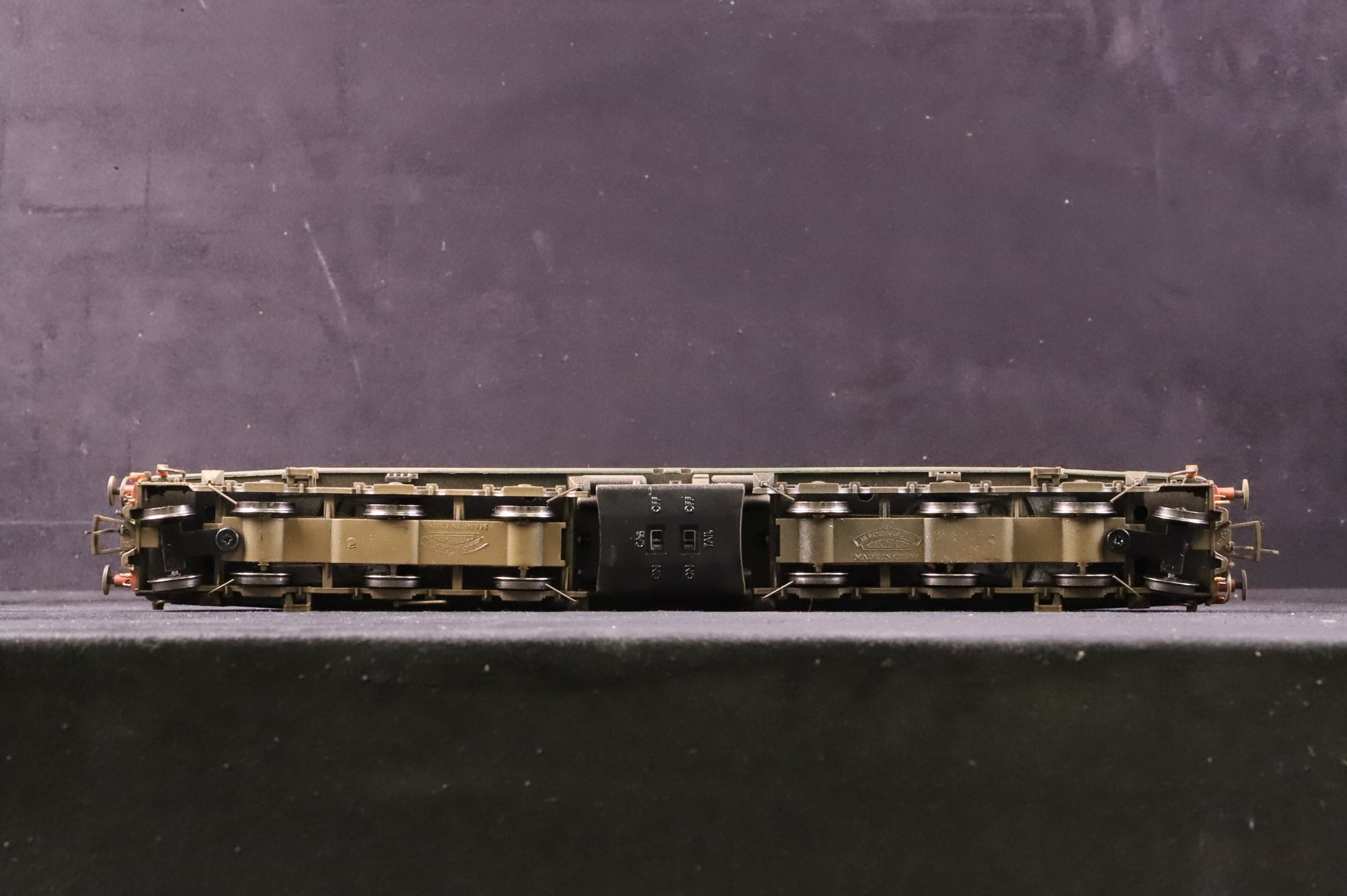 Bachmann OO 32-481WDS Class 40 D369 in BR Green w/ Small Yellow Panels & White Stripe - DCC Sound & Weathered