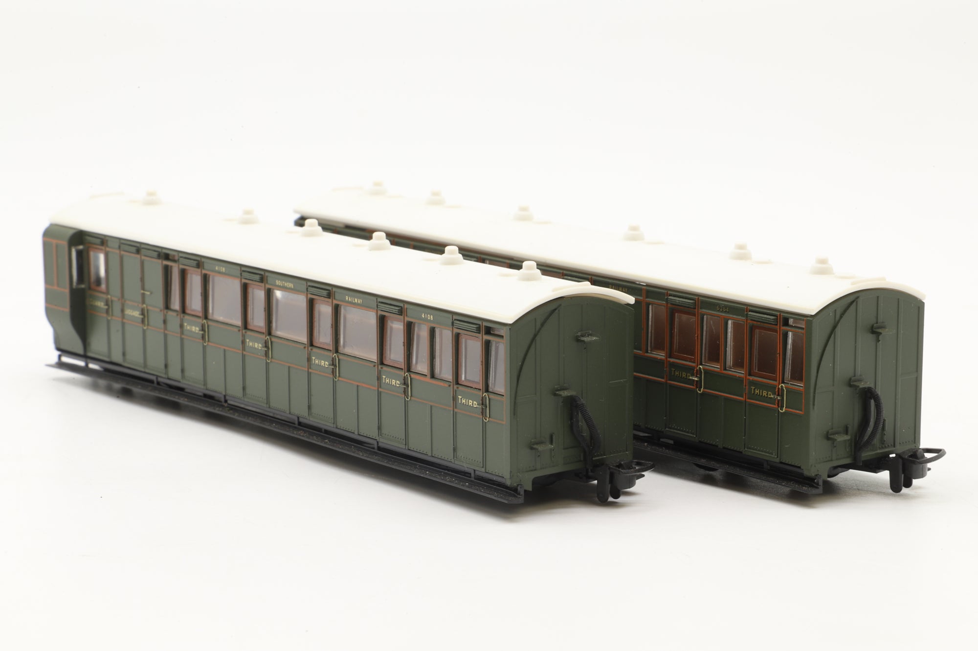 PECO OO-9 GR-401A/421A Rake of 2x Narrow Gauge Coaches in SR Green