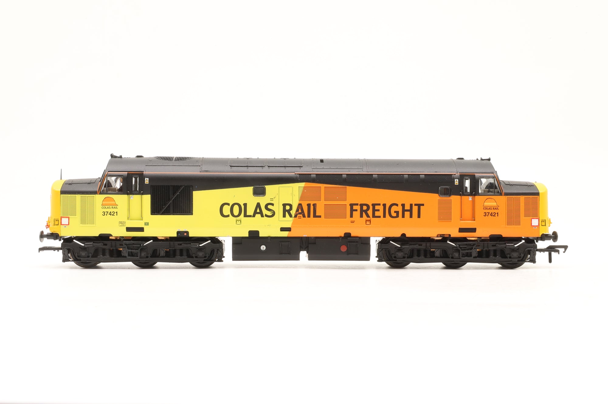Bachmann OO 32-389 Class 37/4 37421 in Colas Rail Livery