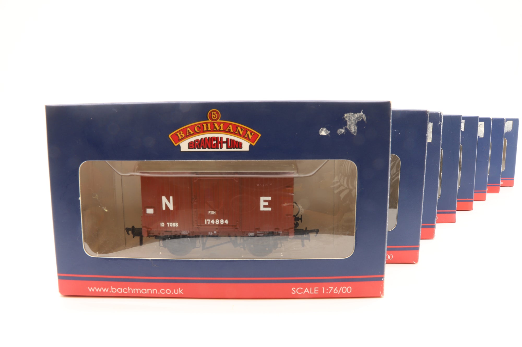 Bachmann OO Rake of 8 10T Fish Van LNER Oxide & 20T Brake Van Brown Inc.38-575& 38-575A