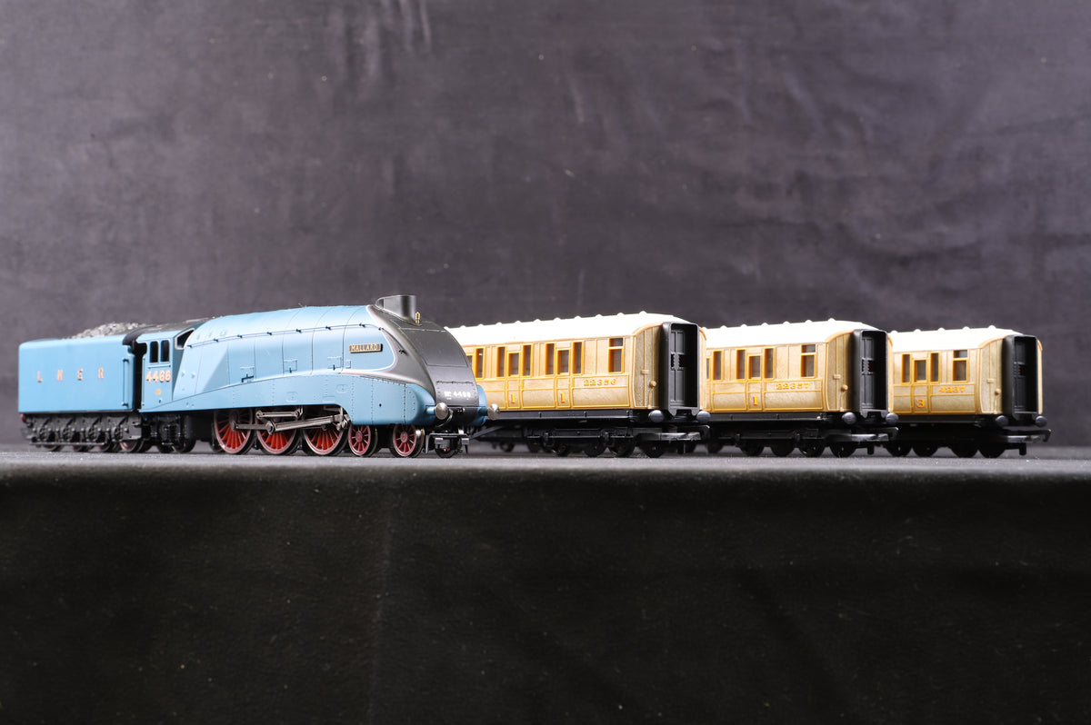 Hornby OO A4 Class &#39;4468&#39; &#39;Mallard&#39; &amp; 3 x LNER Teak Coaches