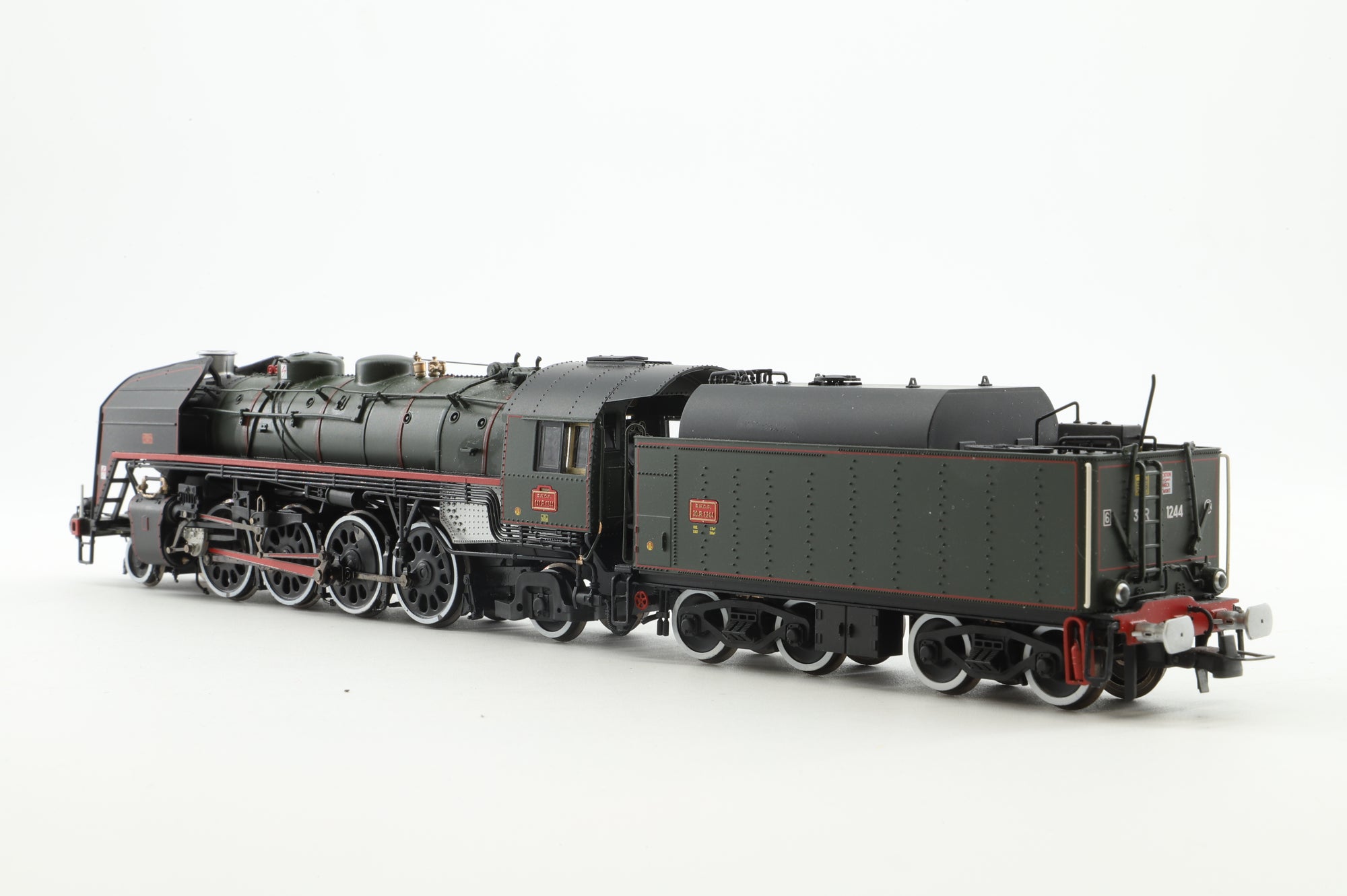Jouef HO HJ2433S loco 141 R 1244 in Lined Green/Red - DCC Sound