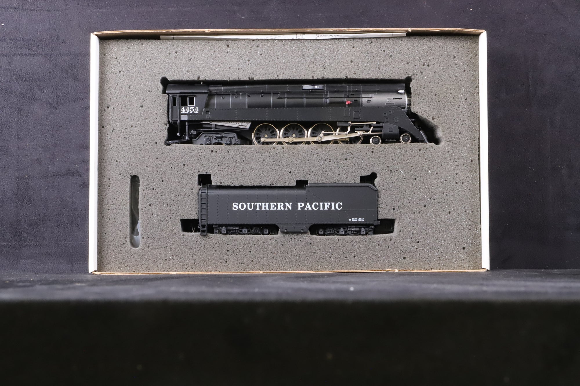 Bachmann Plus HO 11323 GS4 4-8-4 Black & Silver War Baby '4454' Southern Pacific