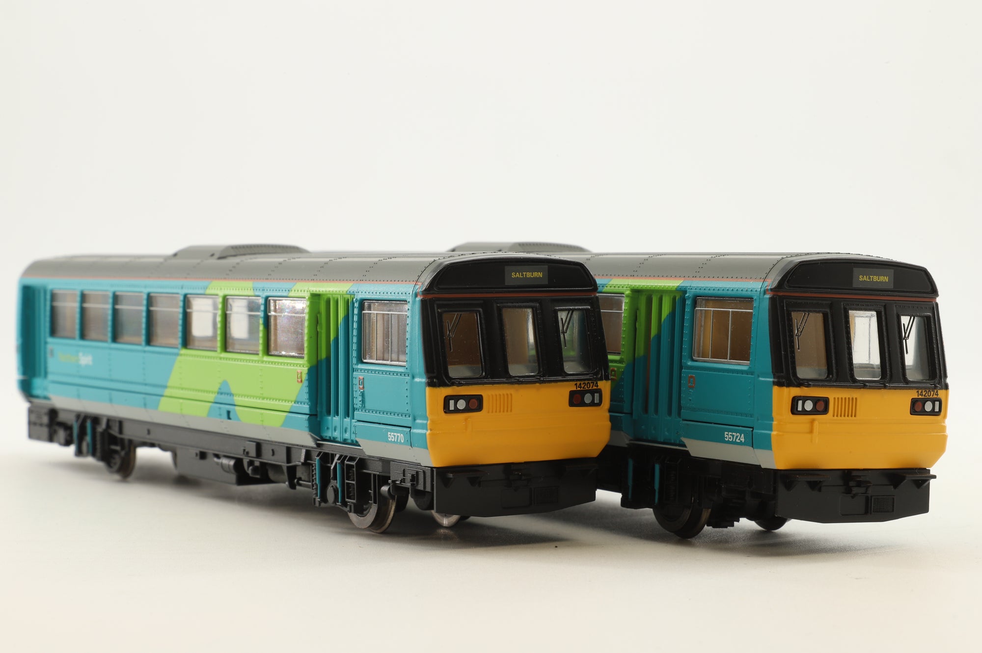 Hornby OO R2161 Pacer 2-Car DMU Northern Spirit Class 142 Railbus '142074'