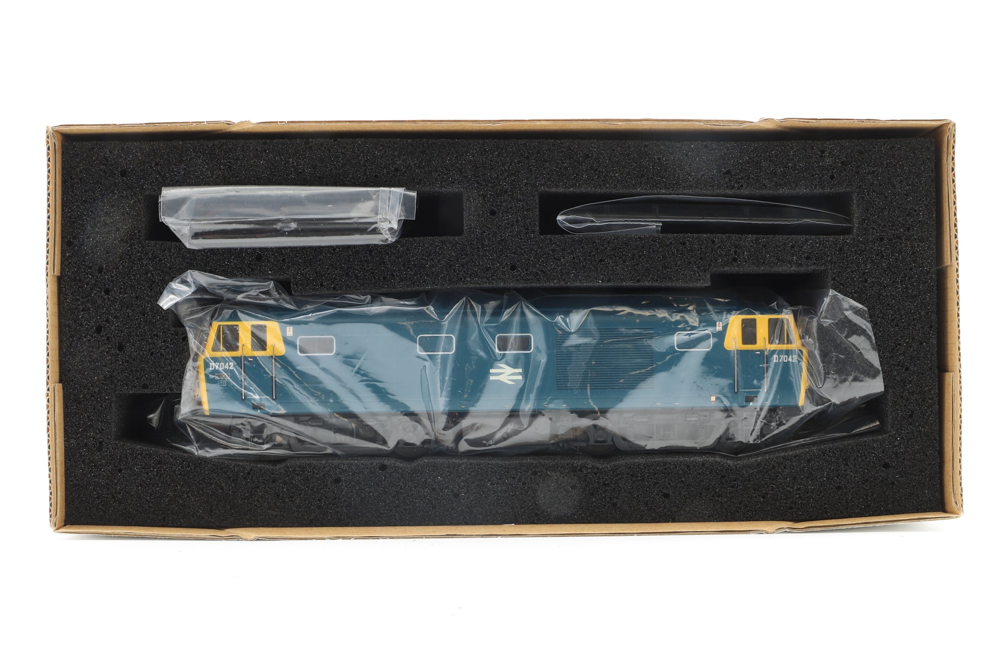 Heljan OO 3503 Class 35 'D7042' Hymek BR Blue w/Yellow Ends