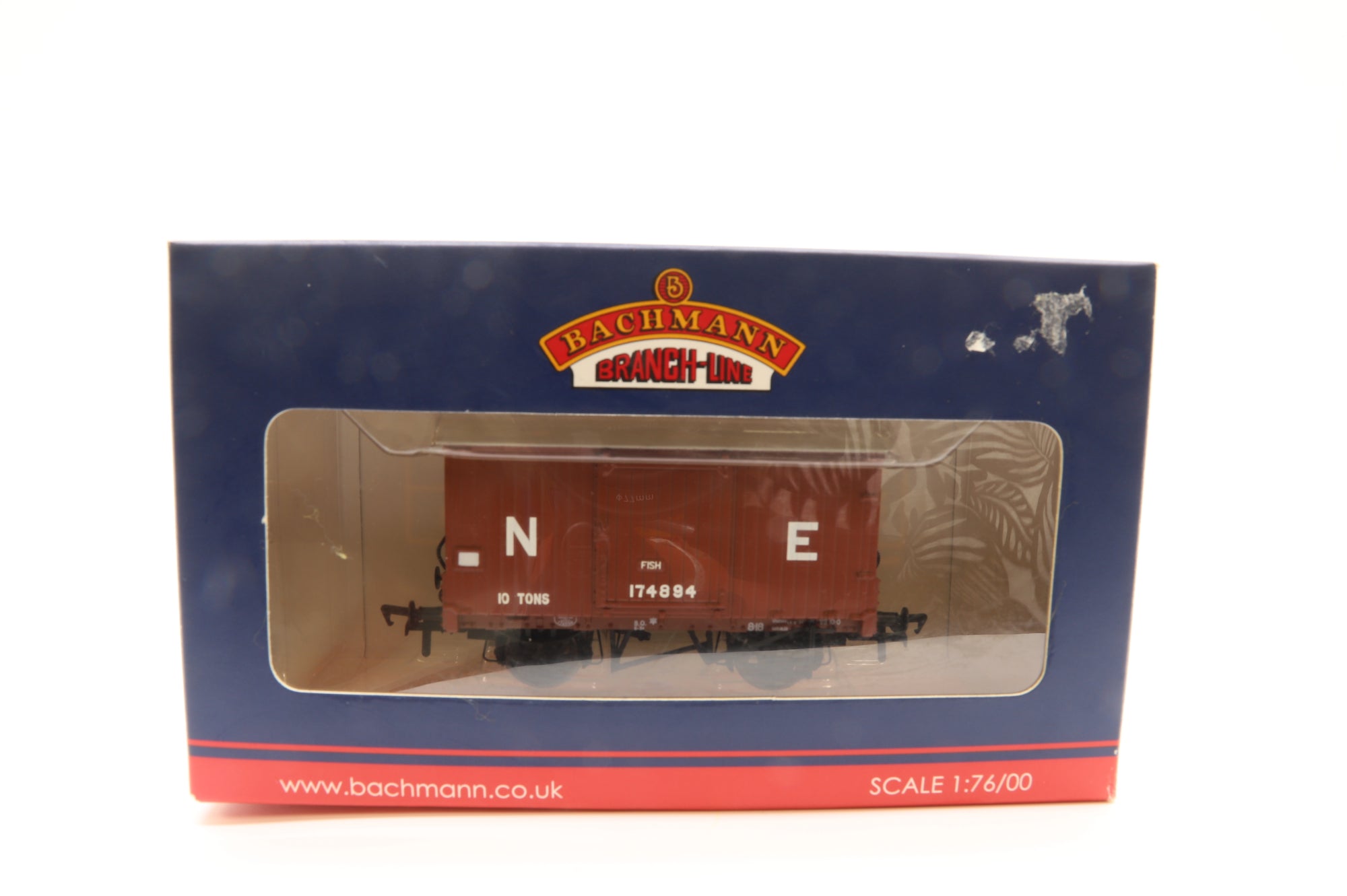 Bachmann OO Rake of 8 10T Fish Van LNER Oxide & 20T Brake Van Brown Inc.38-575& 38-575A