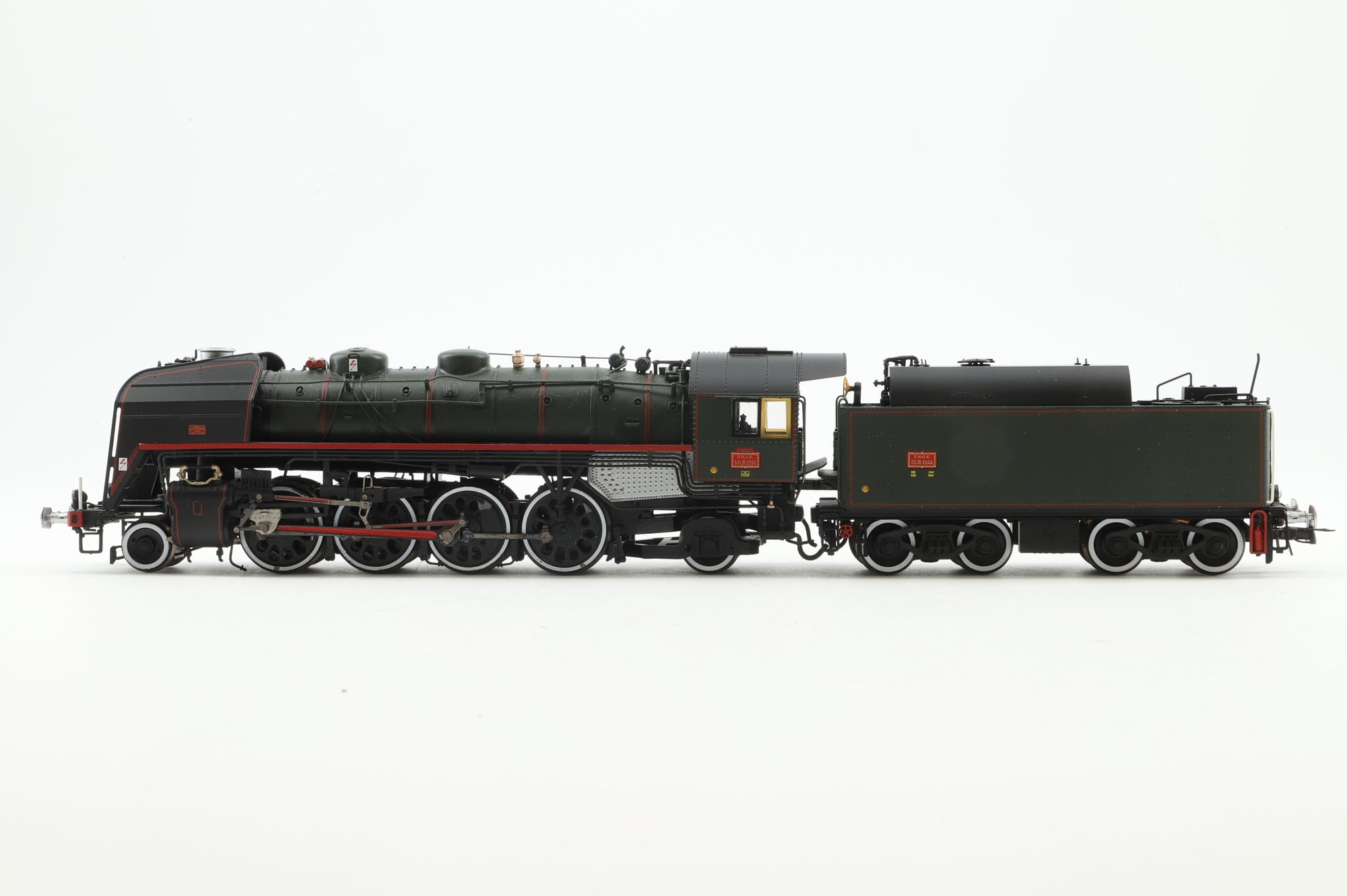 Jouef HO HJ2433S loco 141 R 1244 in Lined Green/Red - DCC Sound