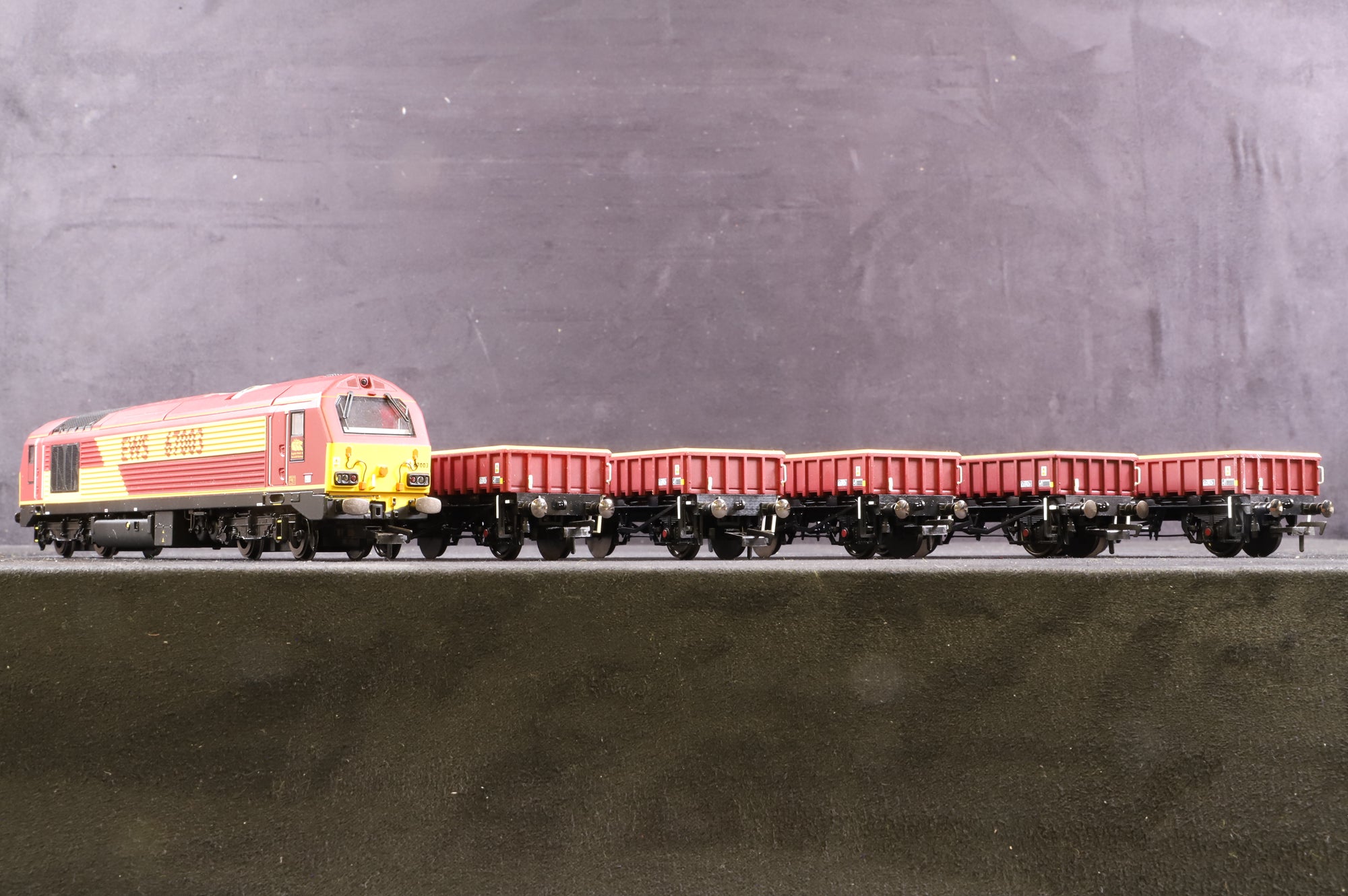 Hornby OO R3399 EWS Freight Train Pack W/Class 67 EWS & 5 MHA Open Wagons