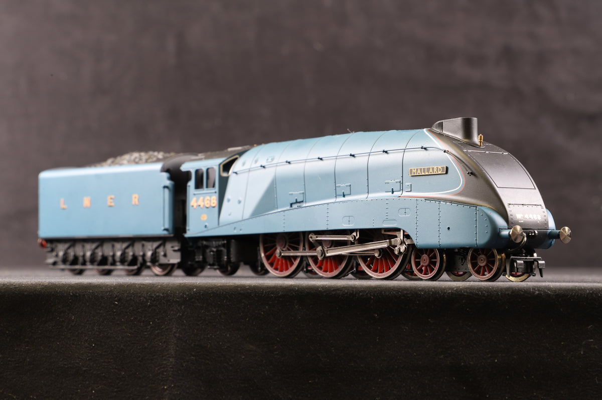 Hornby OO A4 Class &#39;4468&#39; &#39;Mallard&#39; &amp; 3 x LNER Teak Coaches