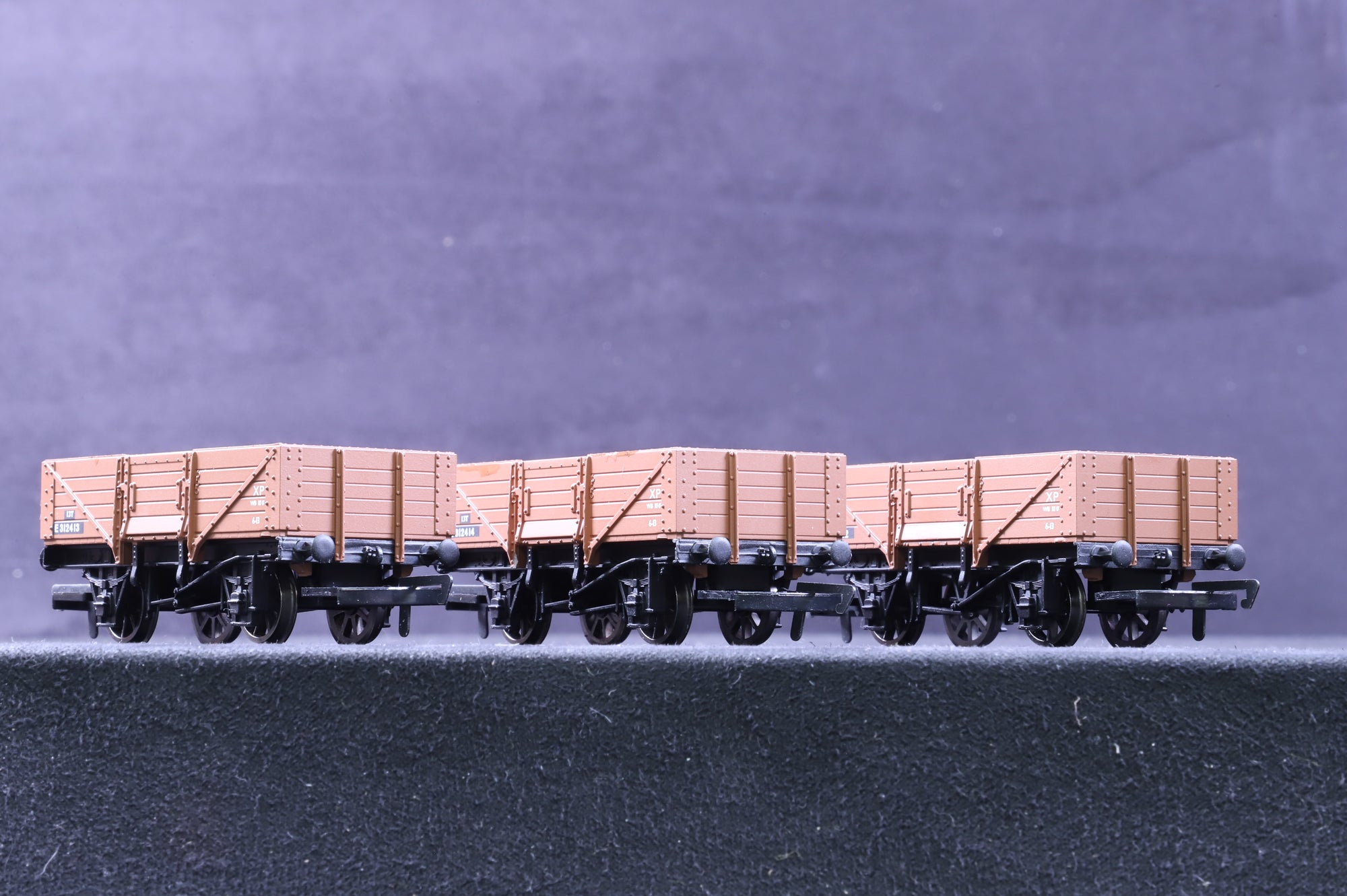 Hornby OO Rake of 6 5 Plank Wagons in BR Bauxite