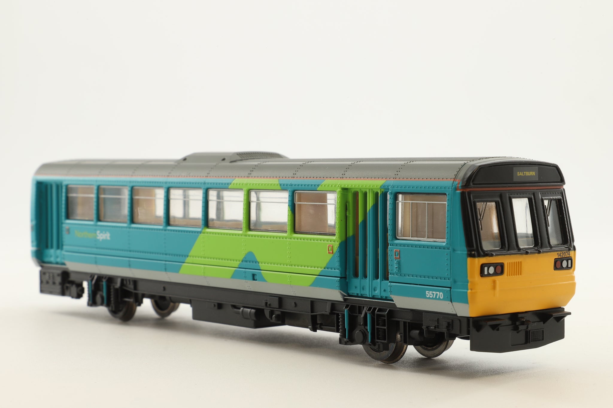 Hornby OO R2161 Pacer 2-Car DMU Northern Spirit Class 142 Railbus