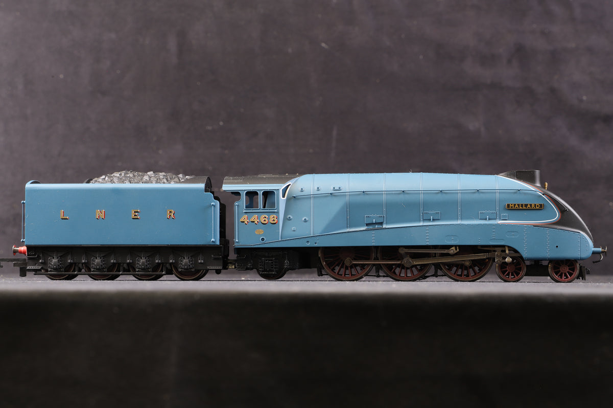 Hornby OO A4 Class &#39;4468&#39; &#39;Mallard&#39; &amp; 3 x LNER Teak Coaches