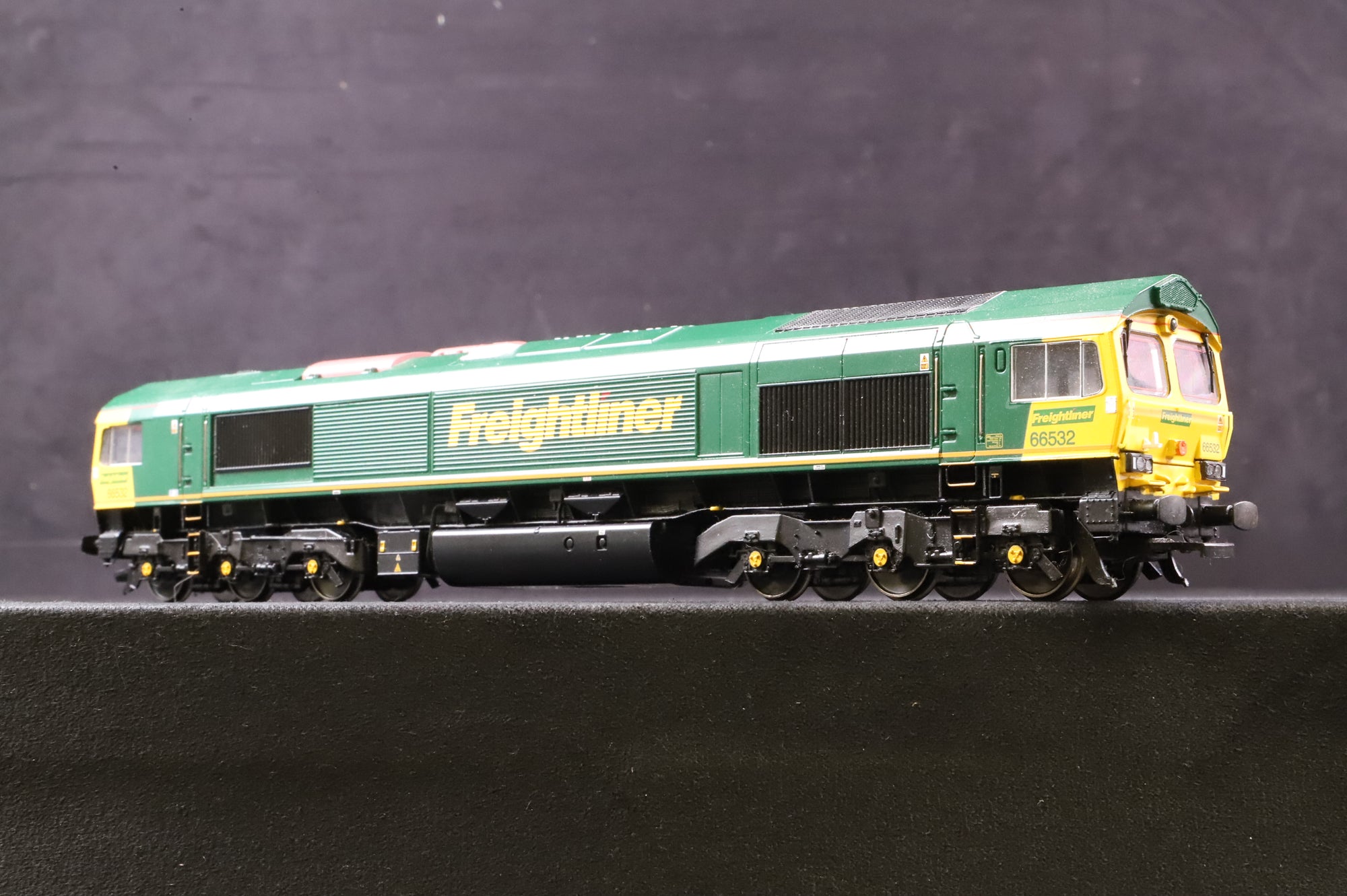 Bachmann OO 32-732 Class 66 66532 in Freightliner Livery